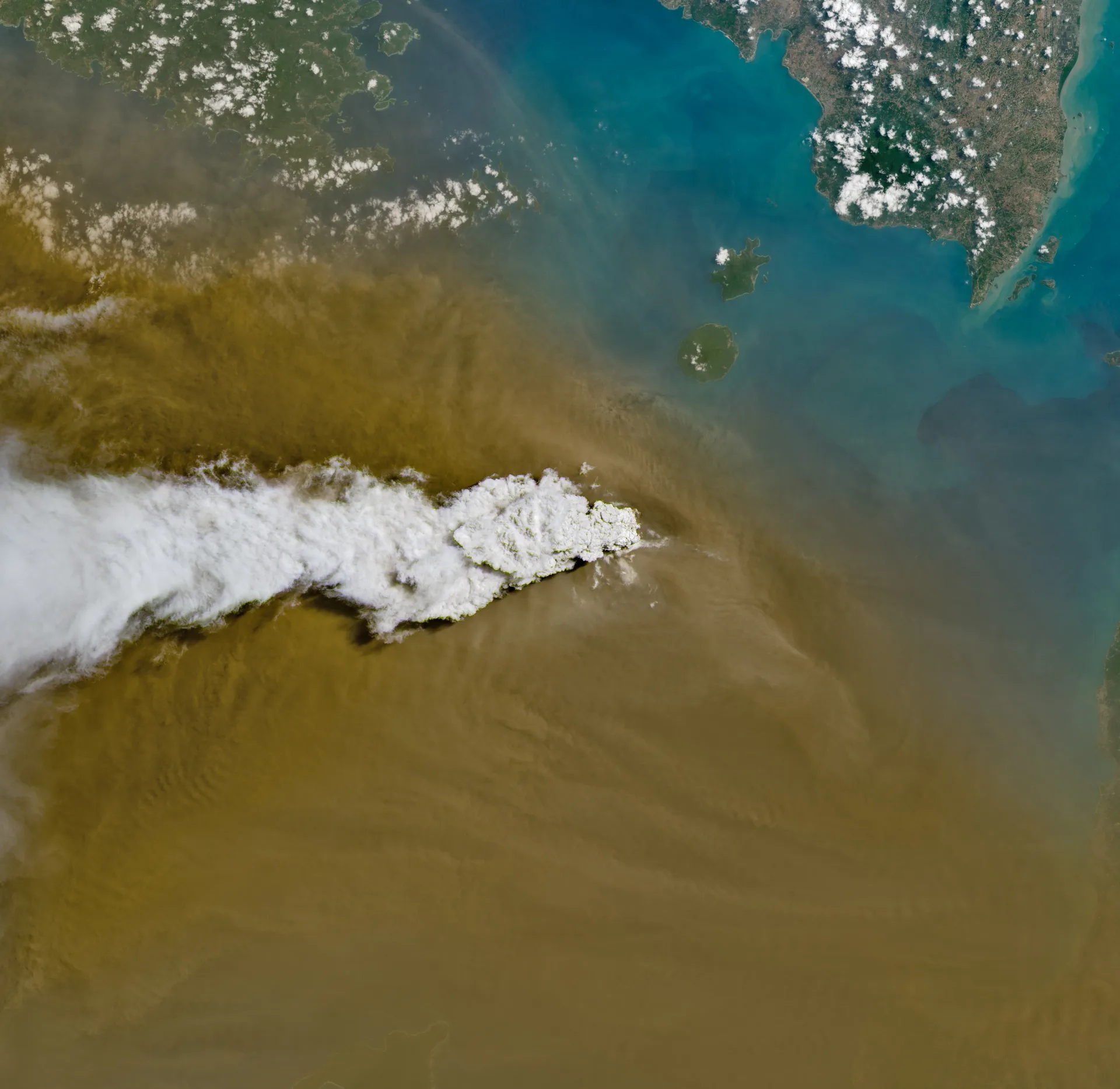 Anak Krakatau yeniden patladı, Landsat 8 kül bulutunu uzaydan gördü