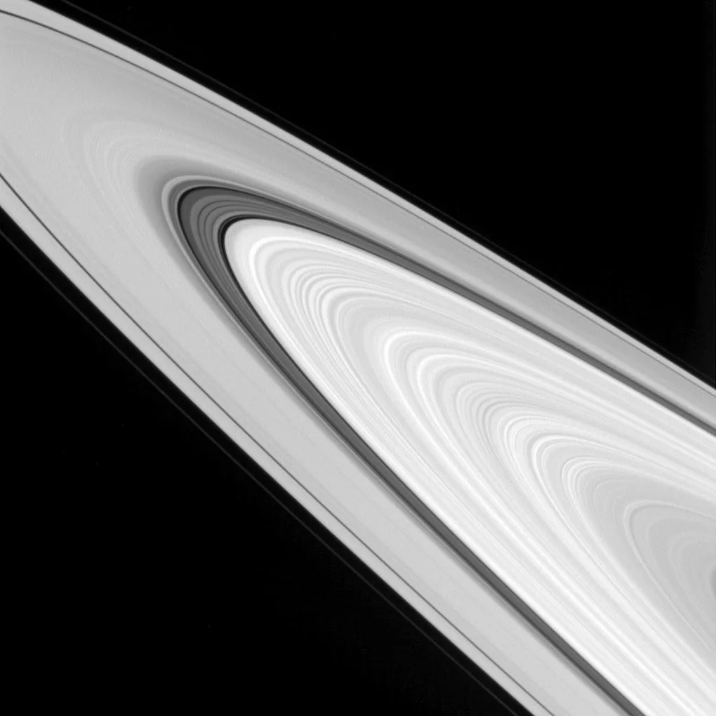 Cassini'nin 24 Eylül 2016'da halka düzleminin yaklaşık 4° üstünden çektiği, Satürn halkalarının güneşli yüzündeki ayrıntılar