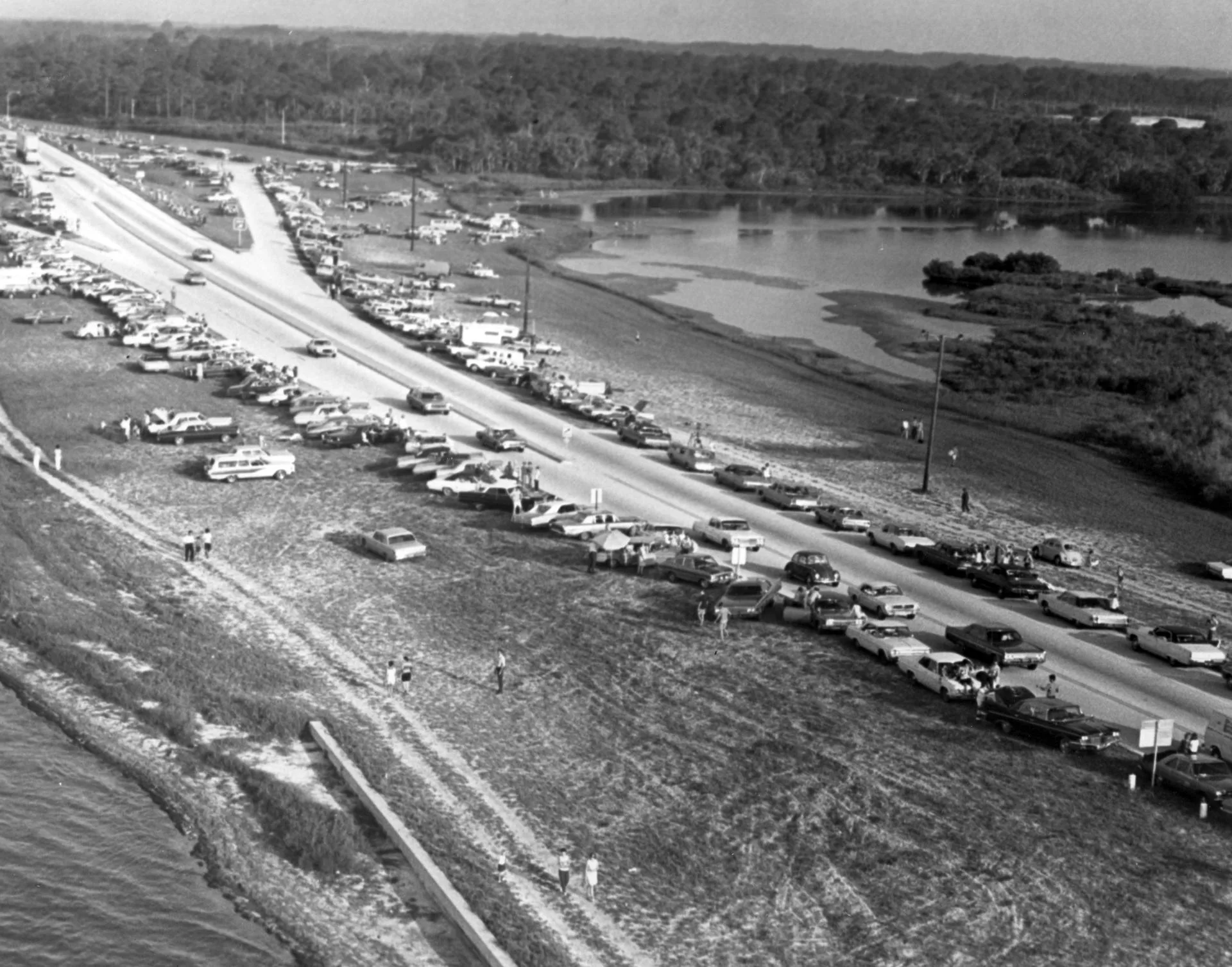 16 Temmuz 1969 şafağı: Apollo 11'in kalkışını izlemek için Kennedy Uzay Merkezi yakınındaki yolu dolduran kalabalık