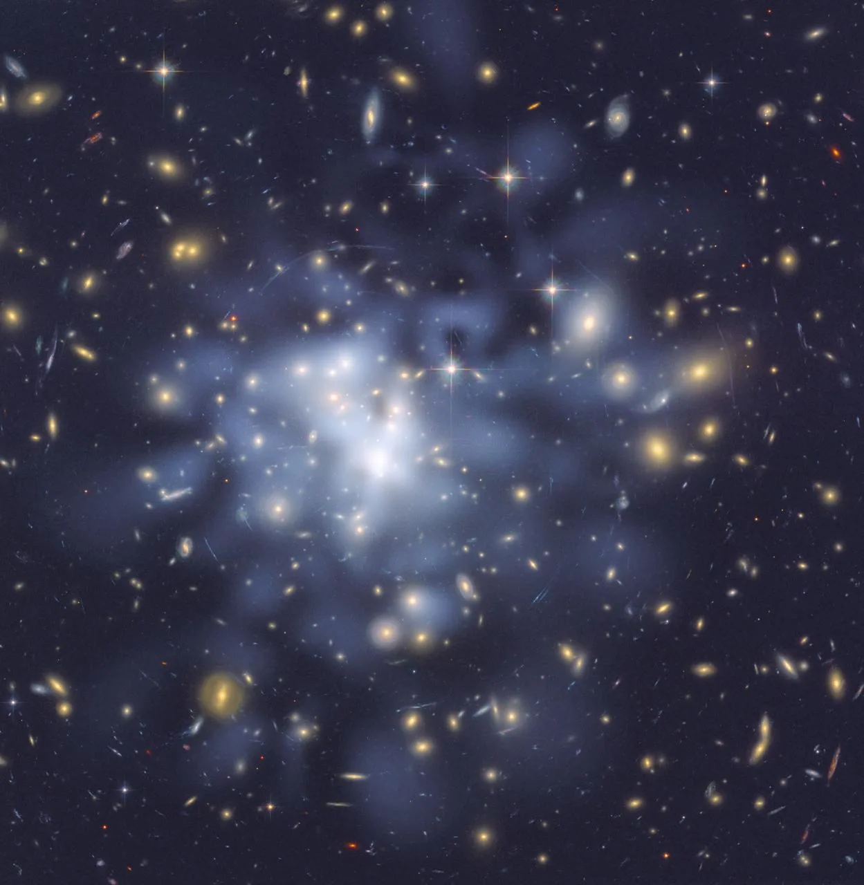 Hubble görüntüsü üzerinde Abell 1689 galaksi kümesinin merkezindeki karanlık madde dağılımı Yaklaşık 1000 galaksi içeren kümenin kütle haritası, kütleçekimsel mercek etkisinden çıkarıldı.