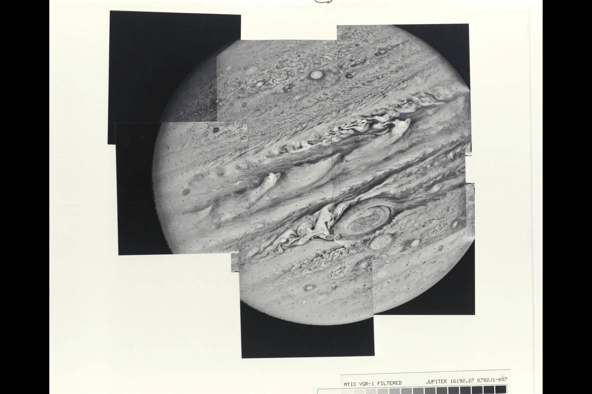 Voyager 1'in 6 Şubat 1979'da, Jüpiter'e 7,8 milyon kilometre uzaklıktayken çektiği dokuz fotoğraftan oluşan mozaik. Film de aynı yılda geçiyor.