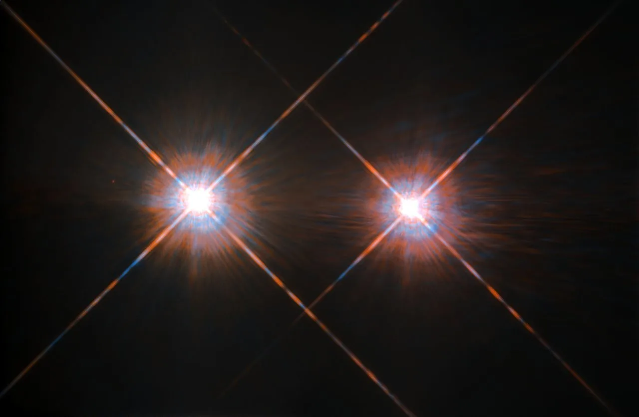 Alpha Centauri A ve B, Hubble'ın en iyi görüntüsünde. Proxima Centauri bu ikilinin çok daha sönük ve uzak üçüncü üyesidir.