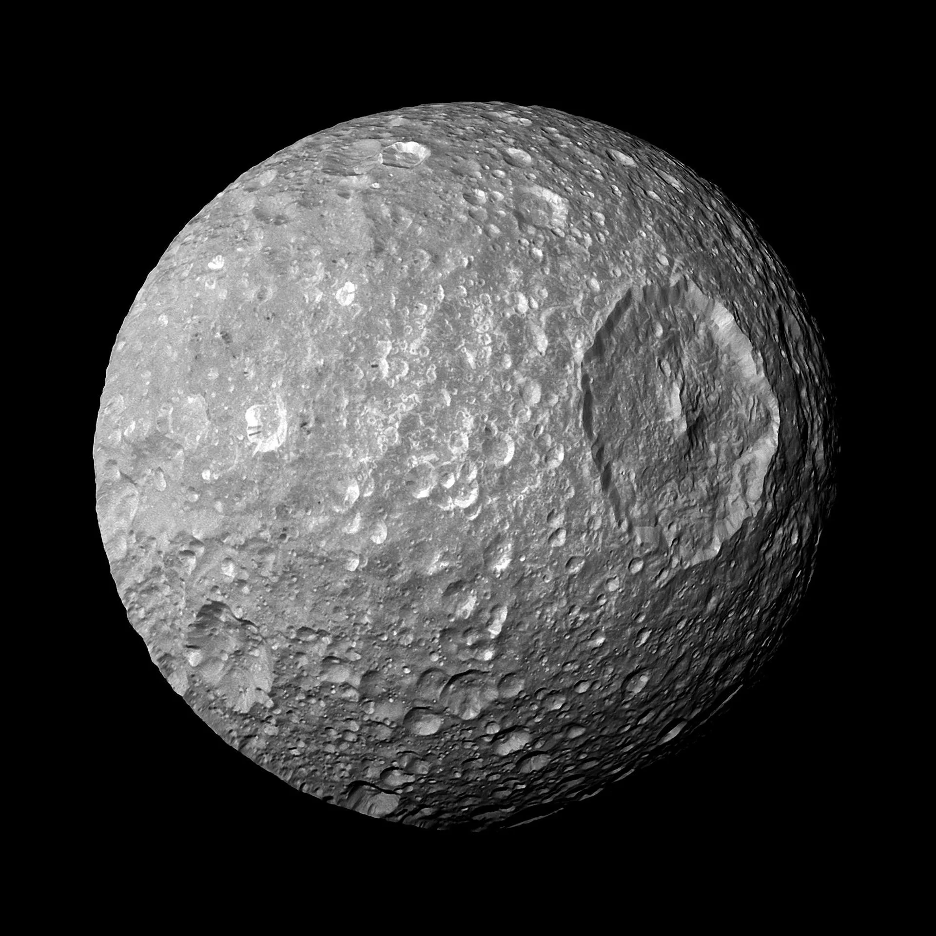 Cassini'nin en yakın geçişinde görüntülediği Mimas; dev Herschel Krateri uyduyu Star Wars'taki Ölüm Yıldızı'na benzetiyor