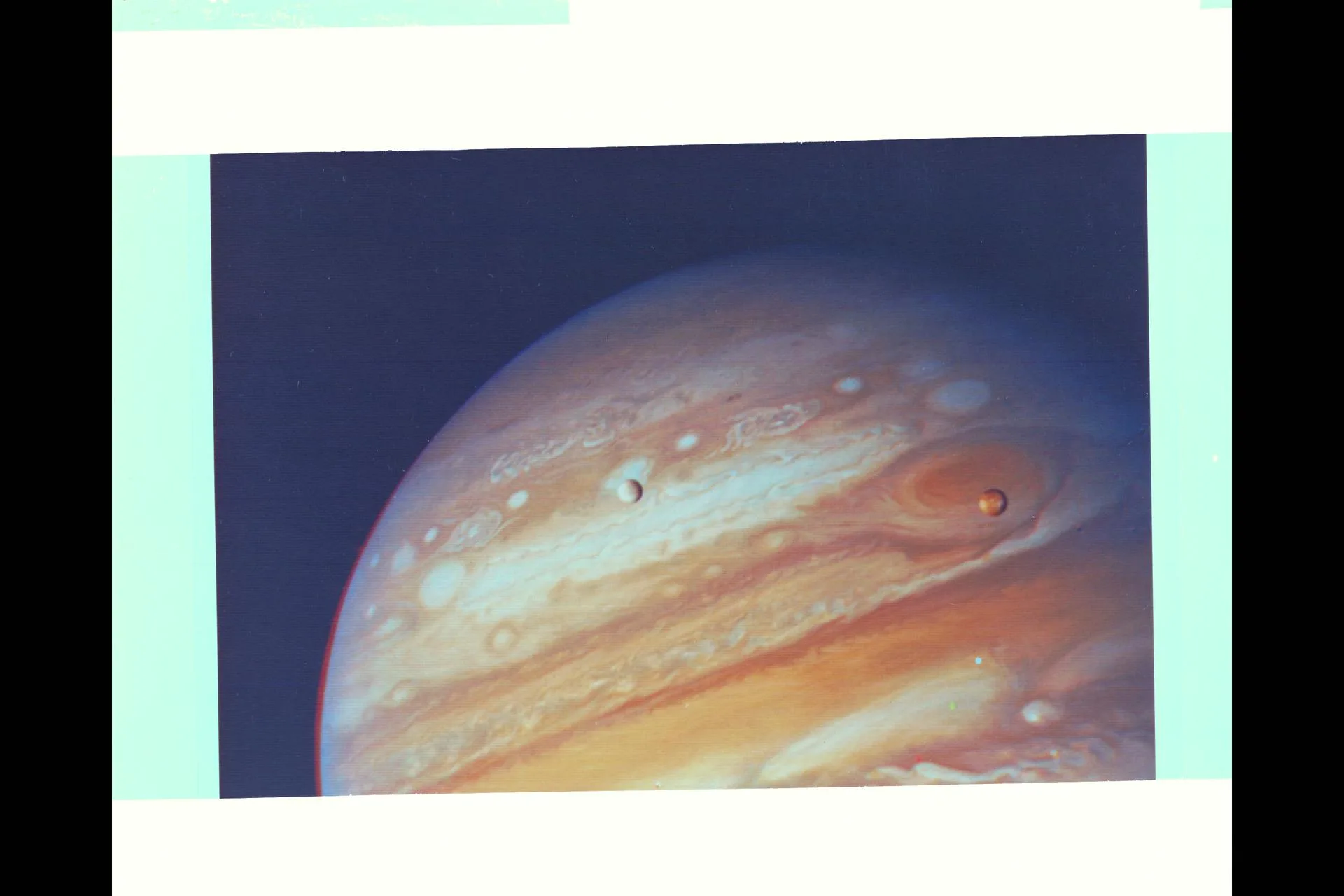Voyager 1'in 1979'da çektiği fotoğrafta Jüpiter ile uyduları Io (solda) ve Europa
