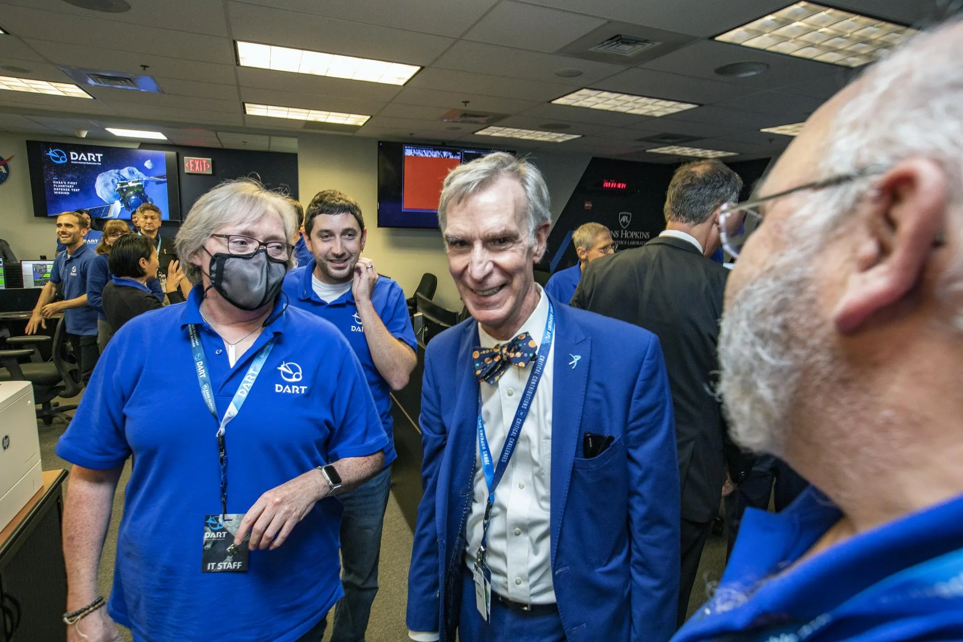 NASA'nın DART görev ekibi, 26 Eylül 2022'de Dimorphos'a yapılan çarpmayı Johns Hopkins Üniversitesi'ndeki kontrol odasından izliyor