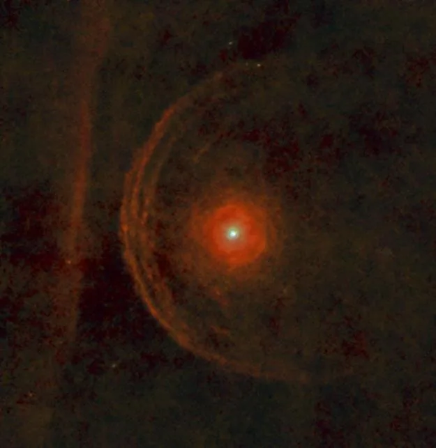 Betelgeuse'un çevresindeki topaklı madde zarfı, Herschel Uzay Gözlemevi'nin kızılötesi bakışıyla. Yıldız kütlesini sürekli olarak uzaya savuruyor.