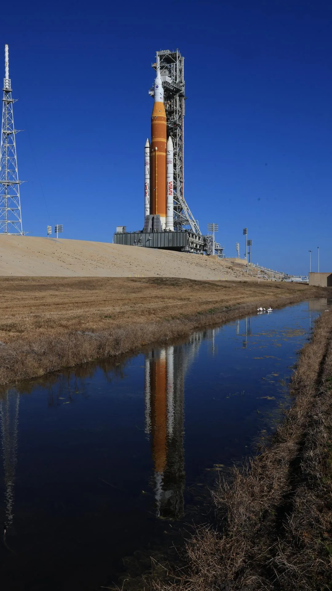 NASA'nın Artemis II roketi Kennedy Uzay Merkezi'ndeki 39B rampasında (Şubat 2026). Pandora gibi bir dünyaya ulaşmak şimdilik kurgu; Ay'a insan taşıma hazırlıkları ise gerçek.