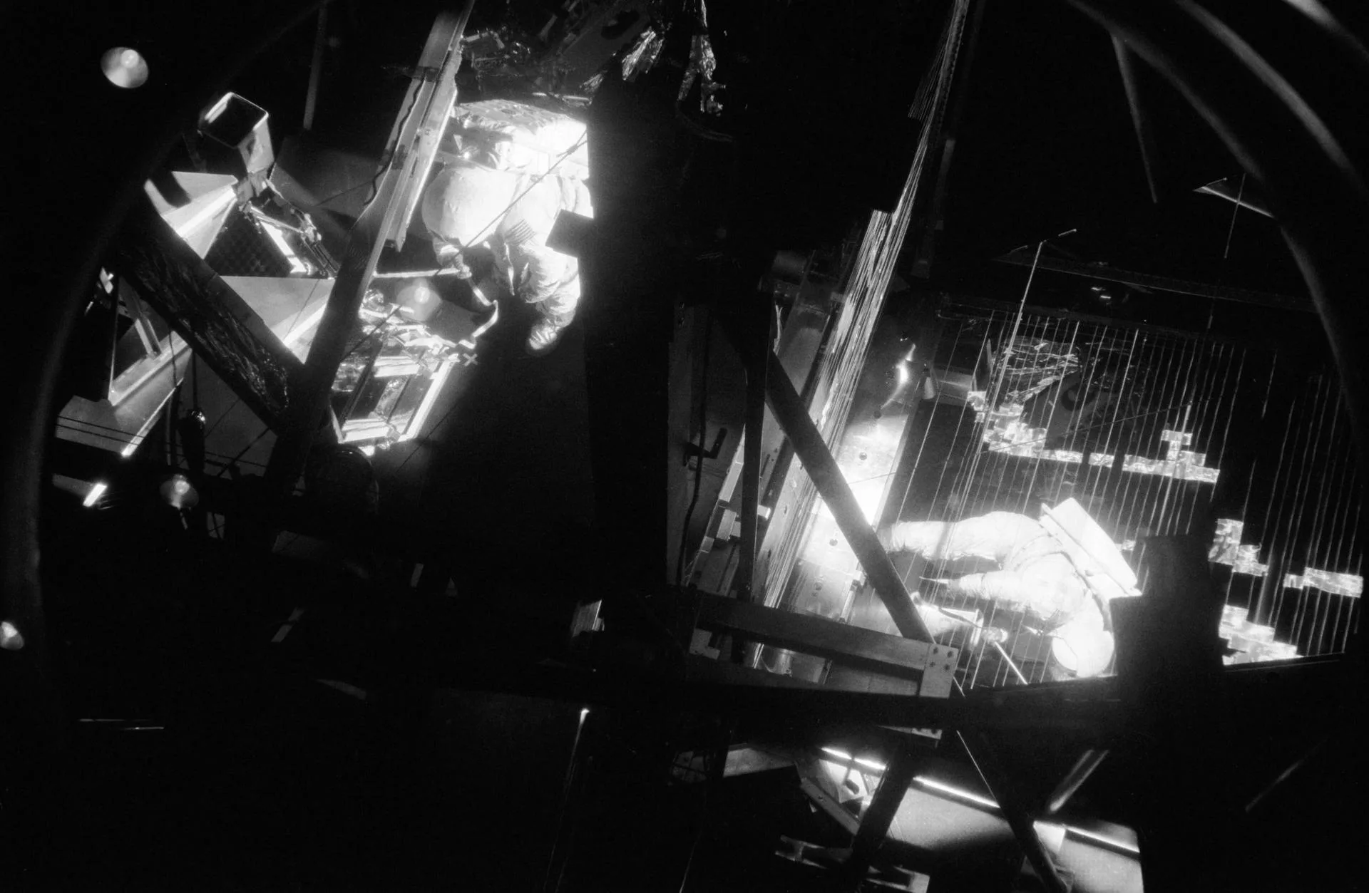 Neil Armstrong, 1969'da Apollo 11 öncesinde Ay yüzeyinin vakum ve sıcaklık koşullarını taklit eden bir termovakum odasında eğitim alırken.