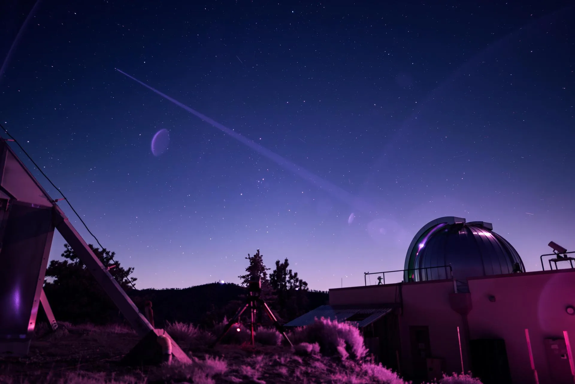 NASA JPL'nin Table Mountain tesisi, 2 Haziran 2025'te toplam 1,4 kilovatlık lazer demetini yaklaşık 230 milyon km ötedeki Psyche uzay aracına gönderiyor. Kızılötesi çekilen bu fotoğraftaki demet, ışık için "bir metrede durmak" diye bir şey olmadığını gösteriyor.