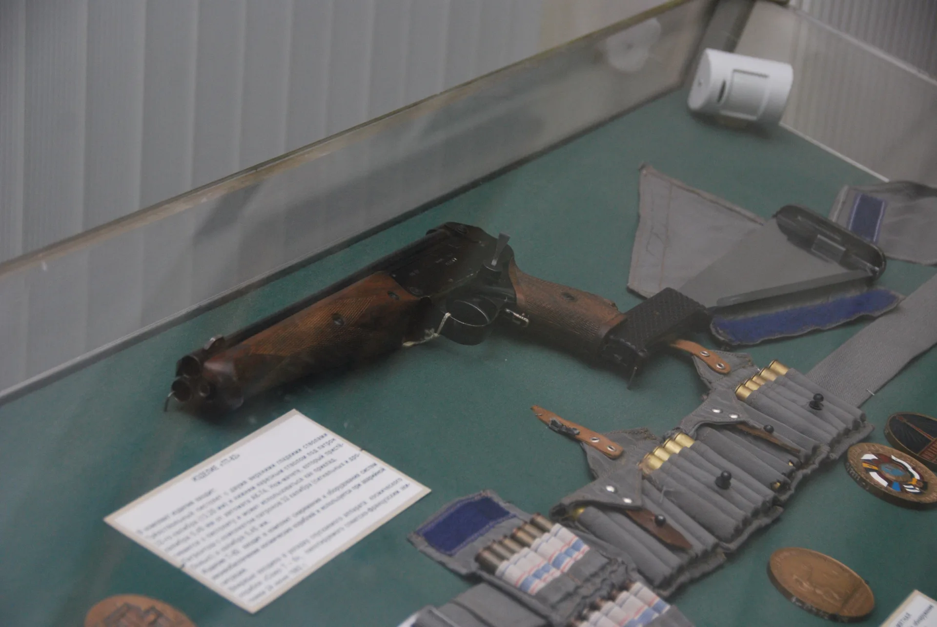 Kozmonotların Soyuz acil durum kitinde taşıdığı üç namlulu TP-82. Sökülebilir metal dipçiği pala olarak da kullanılabiliyordu. St. Petersburg Topçu Müzesi.
