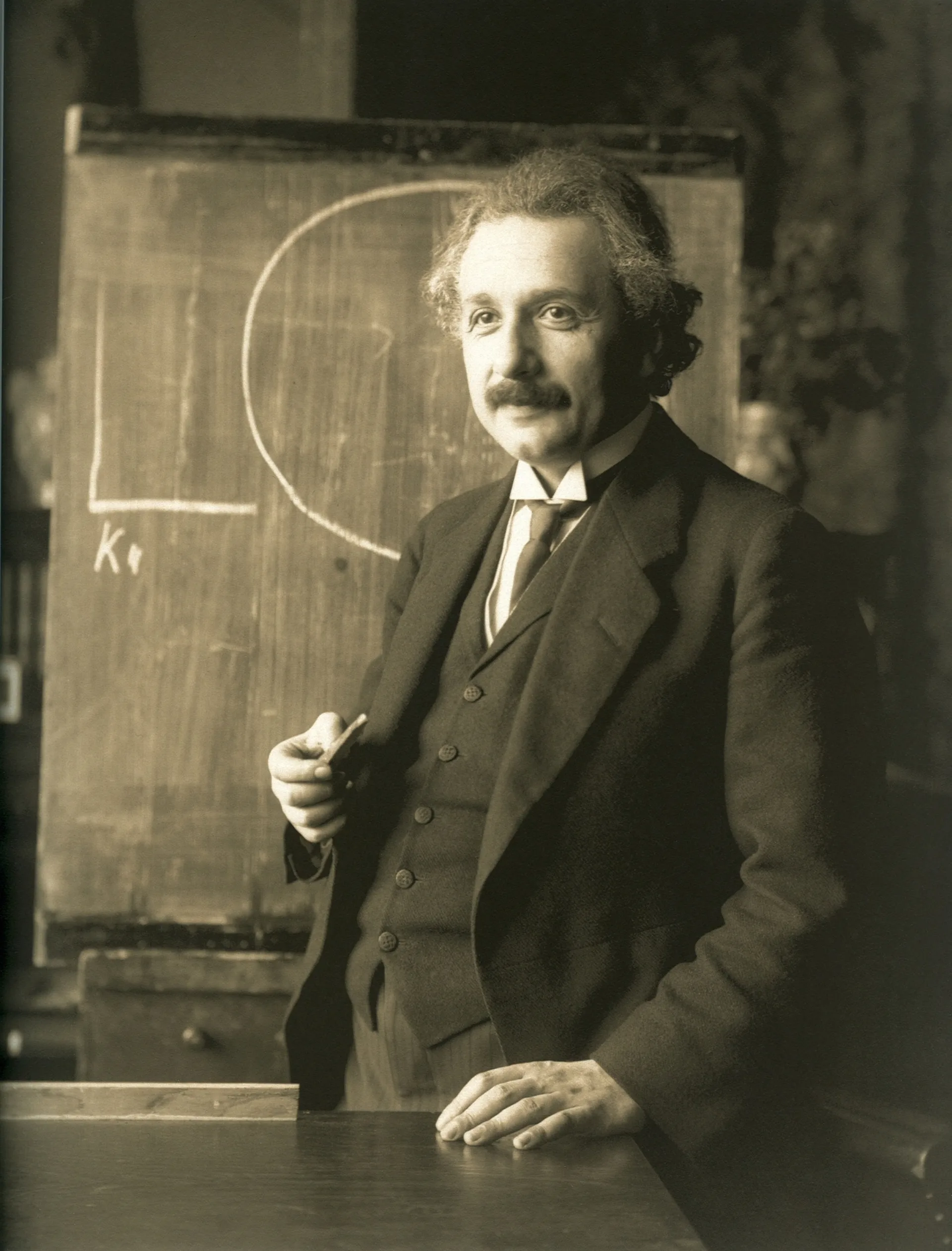 Albert Einstein, 1921. Özel görelilik makalesini 1905'te, henüz akademide bir kadrosu yokken yayımlamıştı.