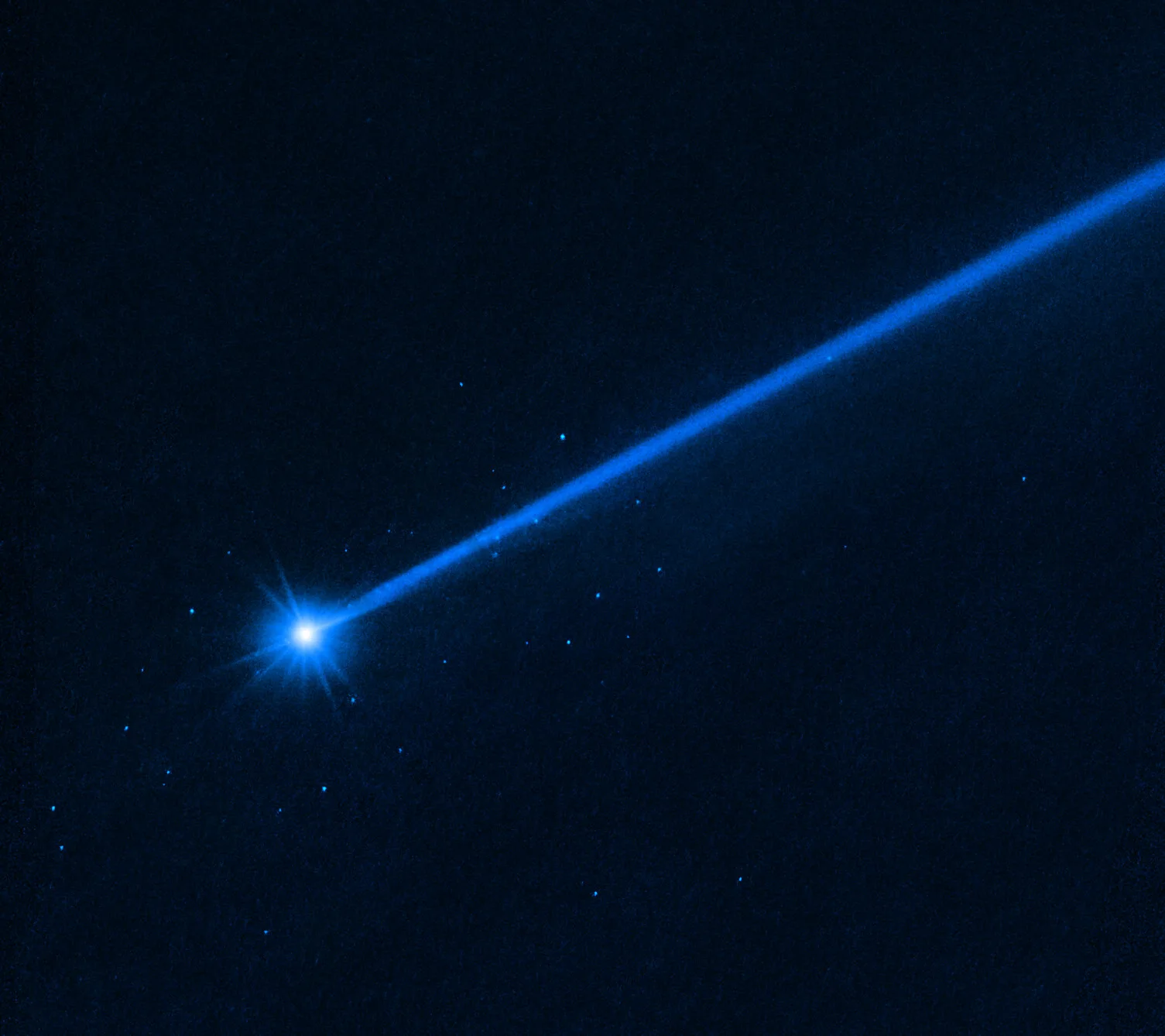 Hubble Uzay Teleskobu'nun görüntüsünde DART çarpmasından sonra Dimorphos'tan uzaklaşan kayalar