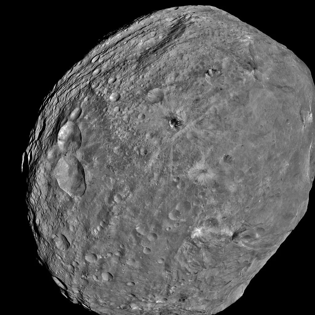 Dawn uzay aracının gördüğü Vesta; 525 km çapıyla kuşağın ikinci en büyük cismi ve en parlak asteroitidir