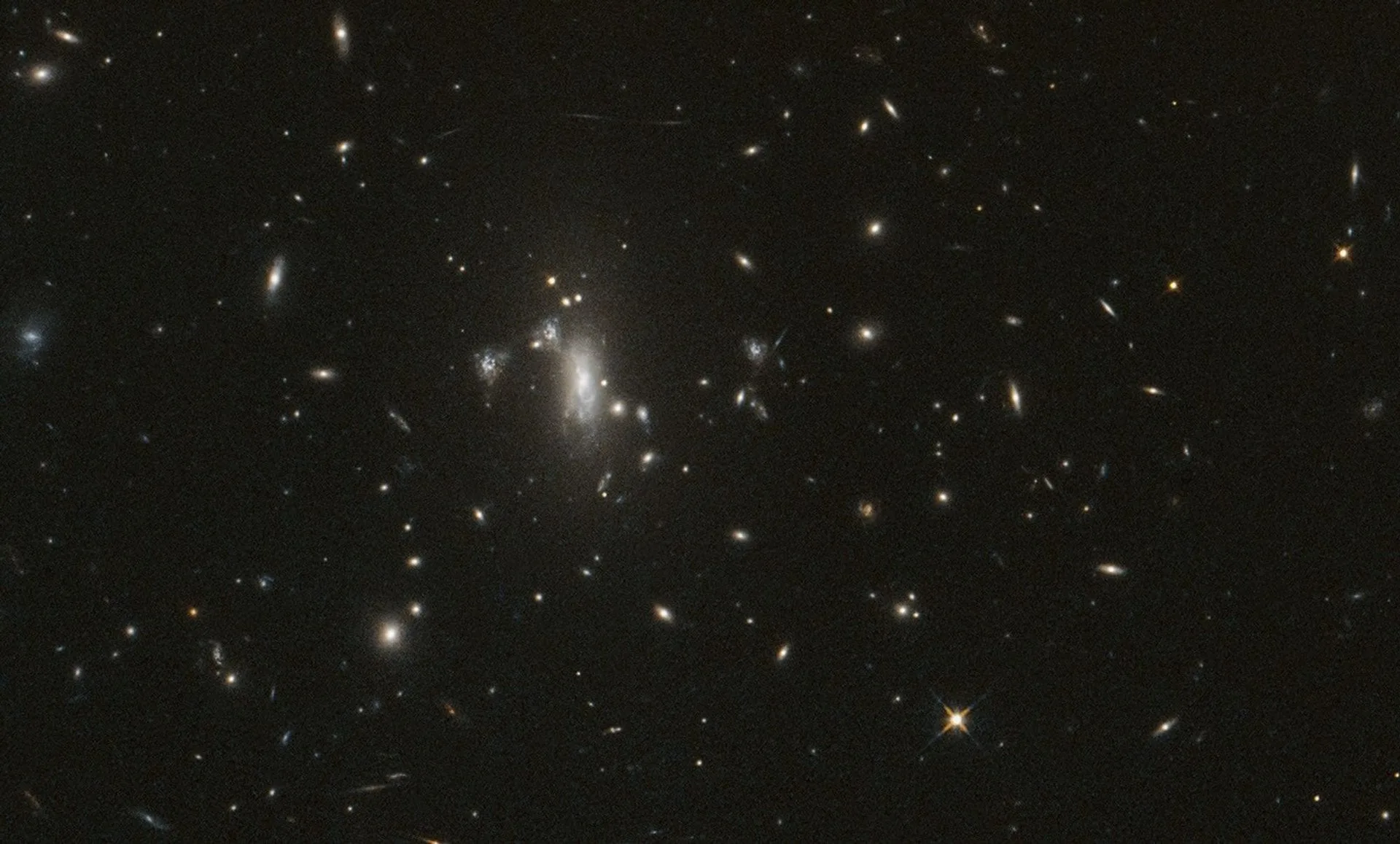 Hubble 200 bininci turunu mercekli bir süpernovayı arayarak kutladı