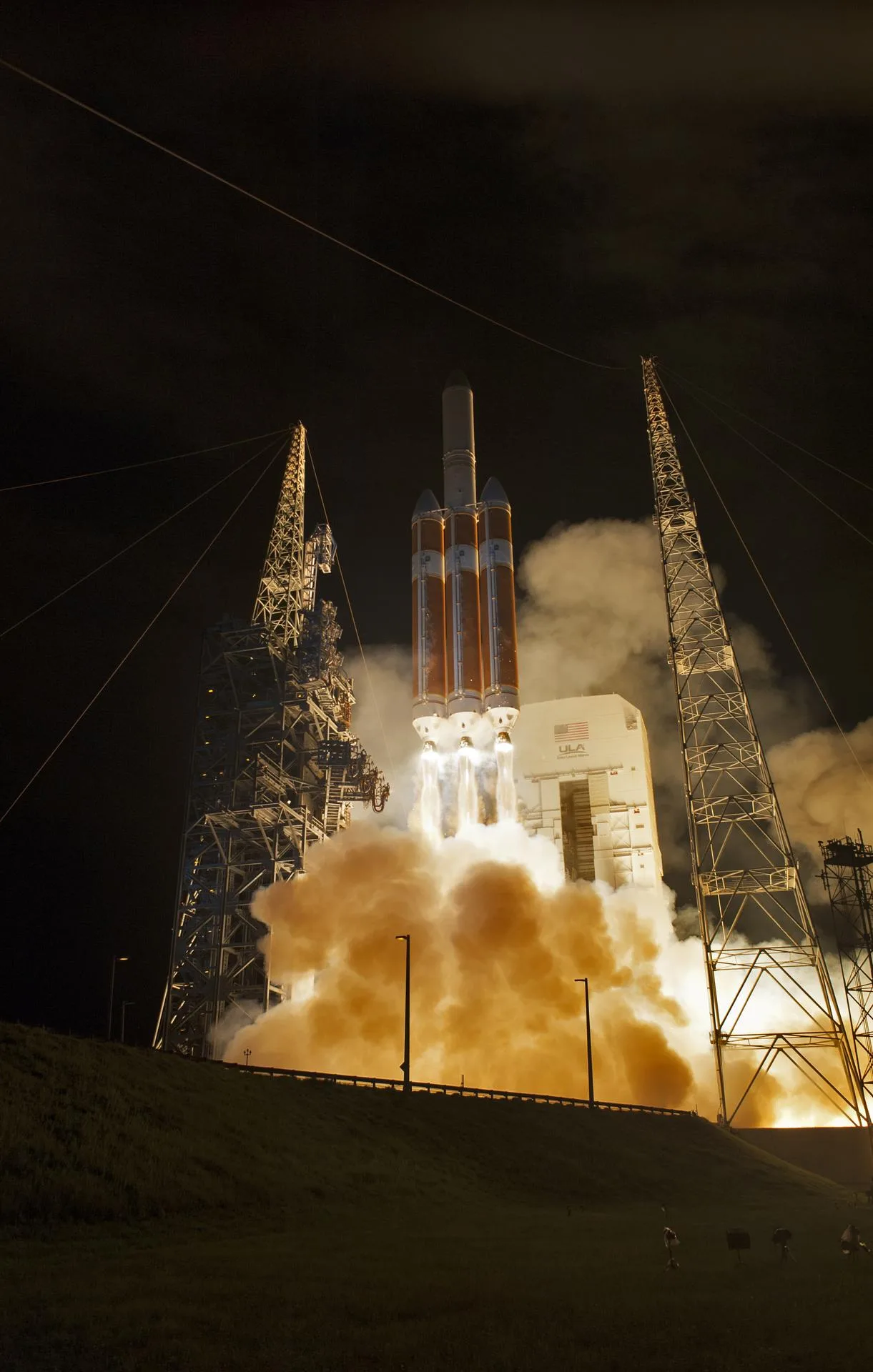 Delta IV Heavy roketi, NASA'nın Parker Güneş Sondası'nı taşıyarak geceleyin havalanıyor (12 Ağustos 2018).