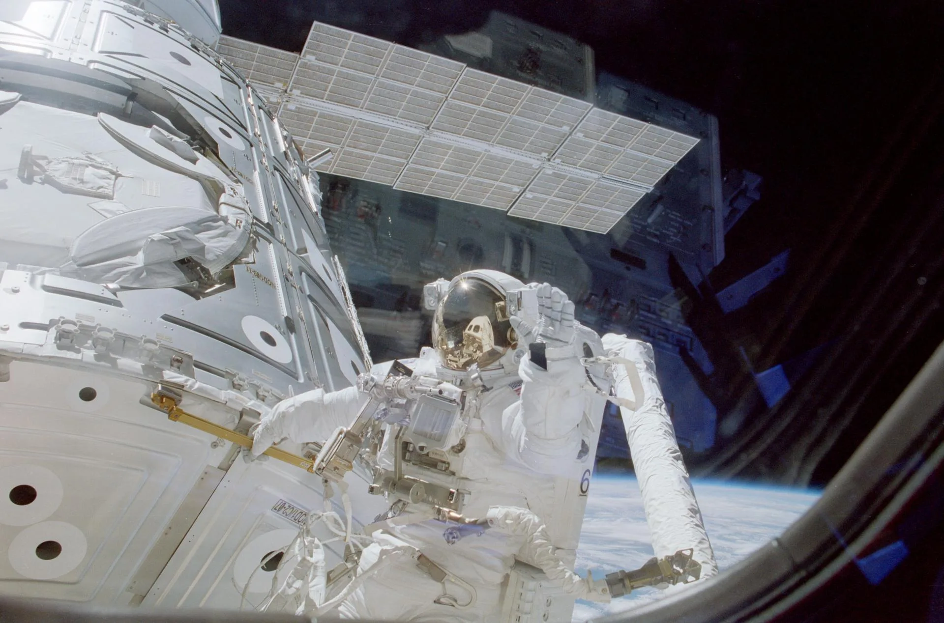 7 Aralık 1998: STS-88 mürettebatından James Newman, yeni birleştirilmiş Zarya ve Unity modüllerinin üzerinde çalışıyor. Bu, istasyon için yapılan ilk uzay yürüyüşüydü.
