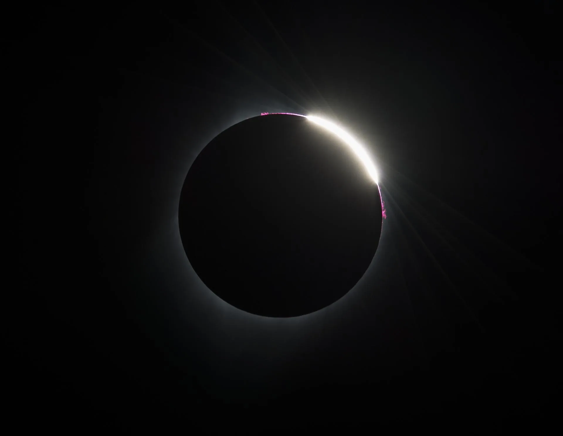 21 Ağustos 2017 tam Güneş tutulmasında, Ay Güneş'in önünden çekilmeye başlarken görünen Güneş püskürmeleri (Madras, Oregon)
