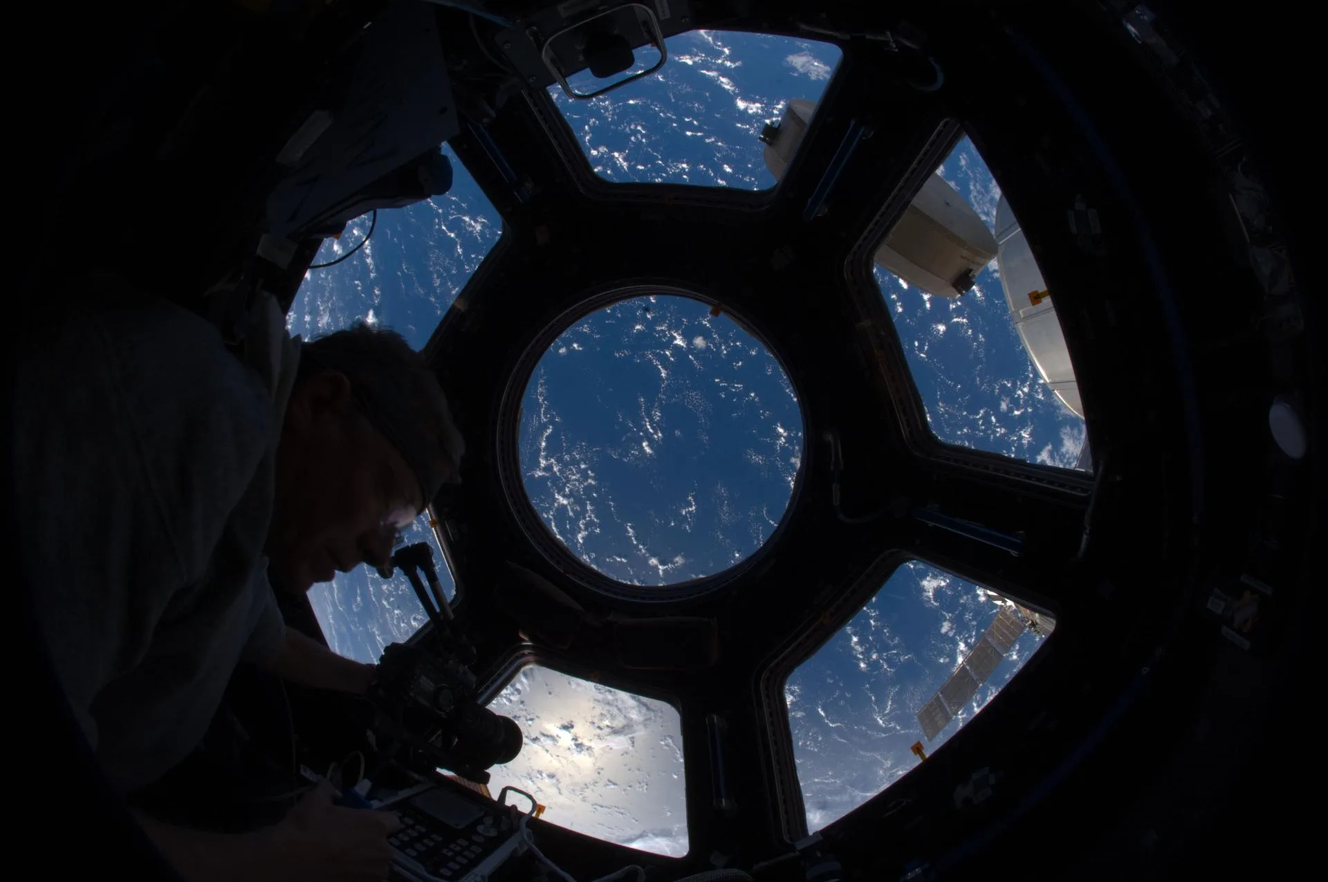 Astronot Mike Fossum, uzay istasyonunun Cupola penceresinden Dünya'yı fotoğraflıyor