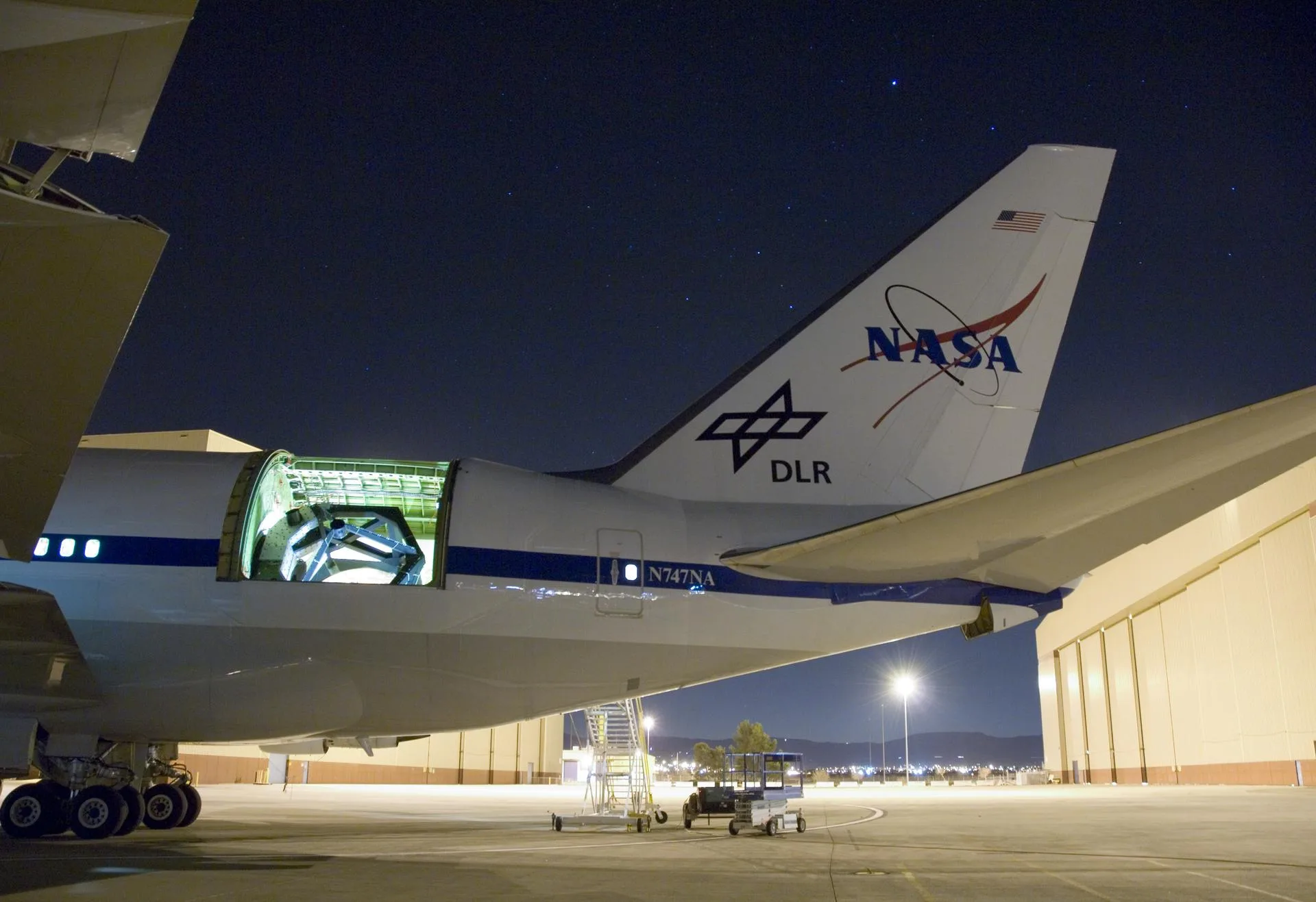 NASA'nın uçan gözlemevi SOFIA'nın 2,5 metrelik kızılötesi teleskobu, Mart 2008'deki yer testlerinde Polaris'i izliyor. Gökyüzünde yer değiştirmeyen bir yıldız, aygıt ayarı için ideal hedeftir.