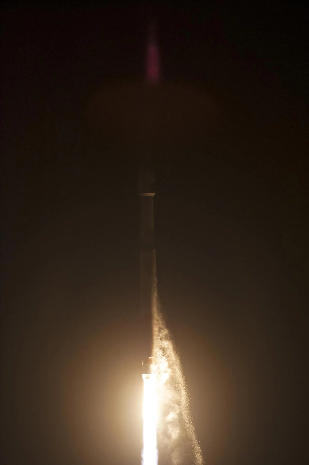 Atlas V roketi, Cape Canaveral'daki 41 numaralı rampadan gece gökyüzüne yükseliyor (23 Ocak 2014).