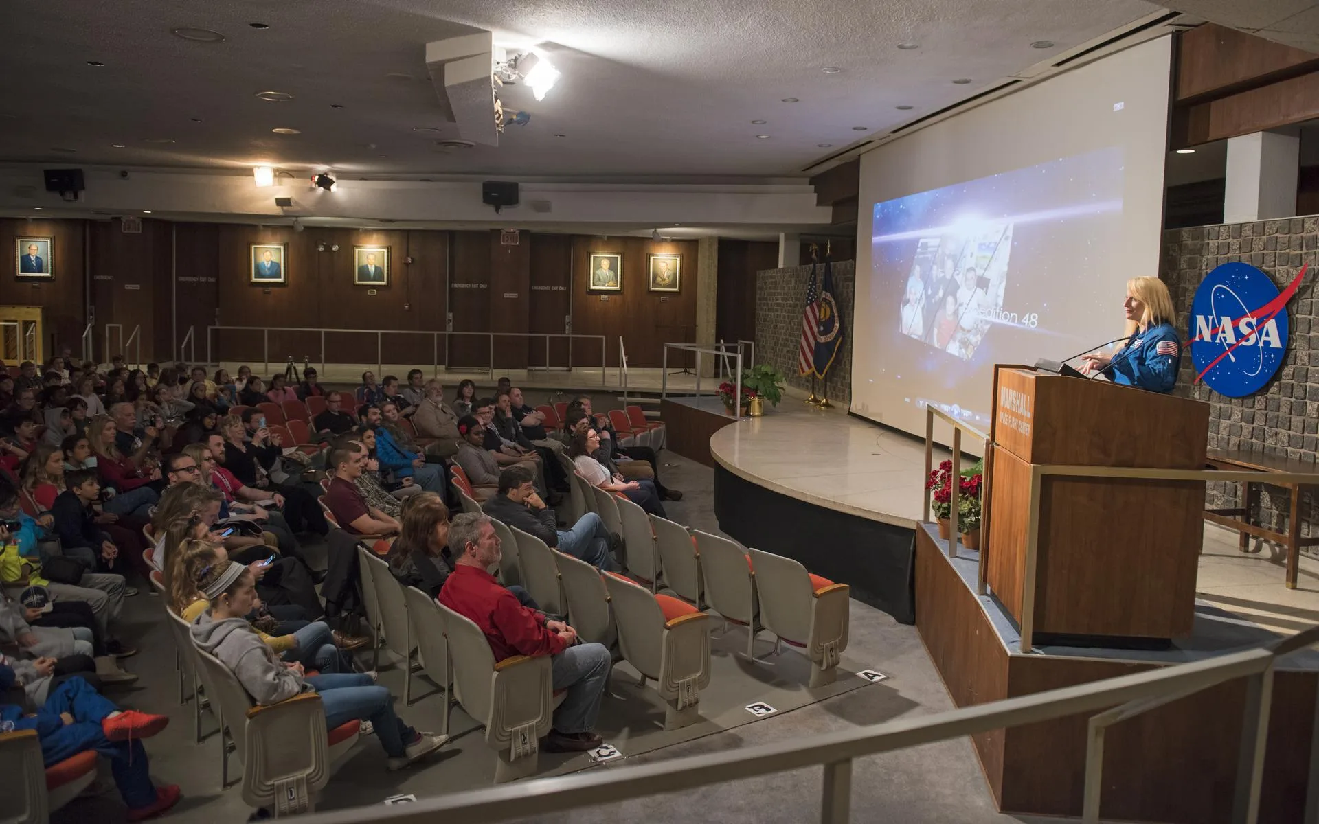 NASA astronotu Kate Rubins, Marshall Uzay Uçuş Merkezi'nde Uzay Kampı öğrencilerine Uluslararası Uzay İstasyonu görevini anlatıyor