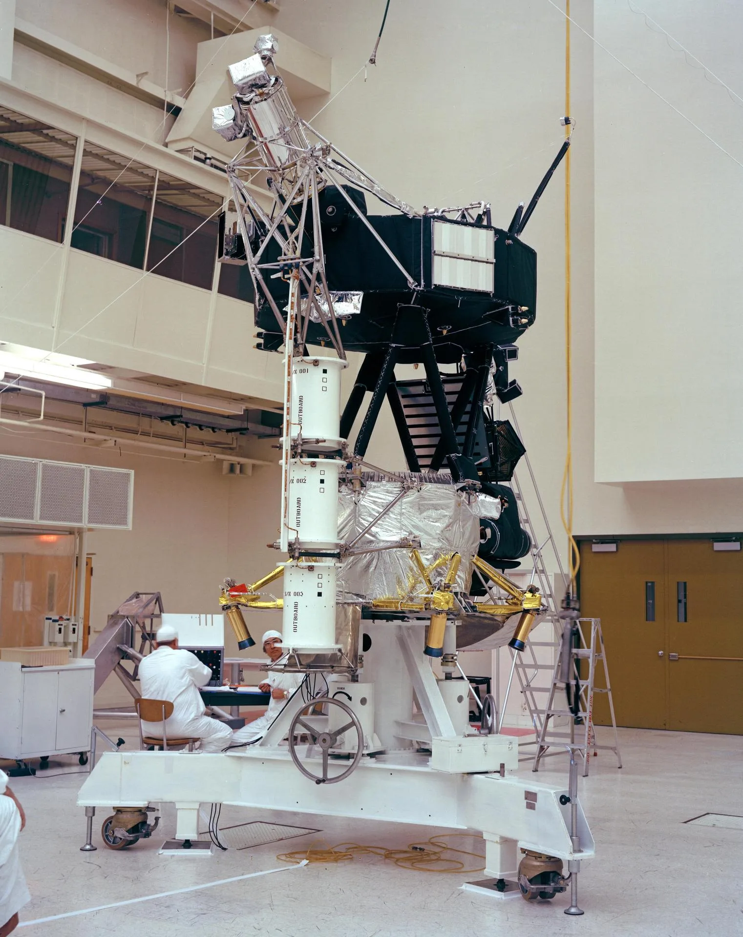 Uçmayan Voyager deneme modeli, 12 Ocak 1977'de NASA JPL'de ağırlık merkezi testinden geçerken