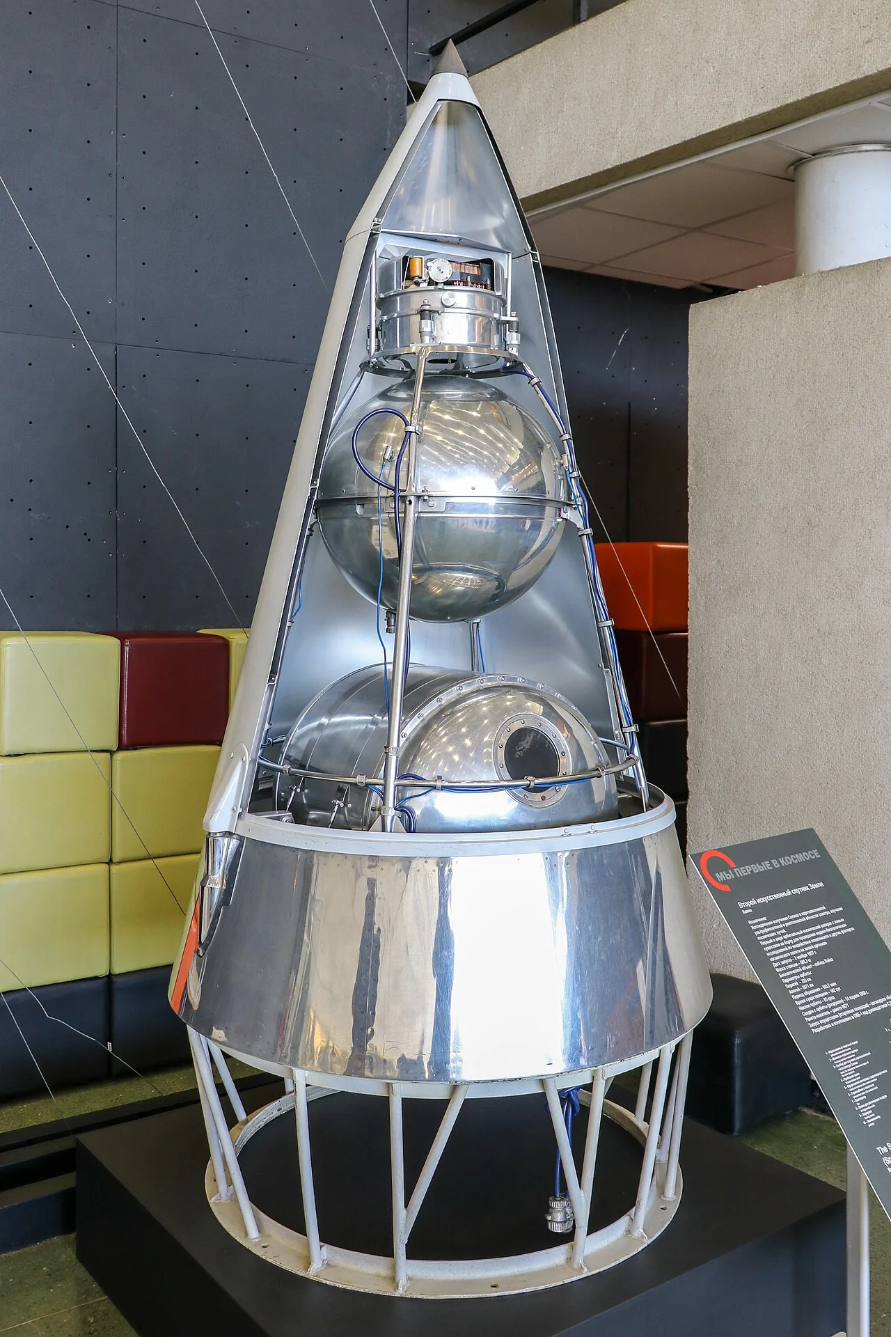 Kaluga'daki Tsiolkovski Kozmonotluk Tarihi Müzesi'nde sergilenen Sputnik 2 kopyası. Laika'nın kabini aracın alt bölümündeki silindirin içindeydi.