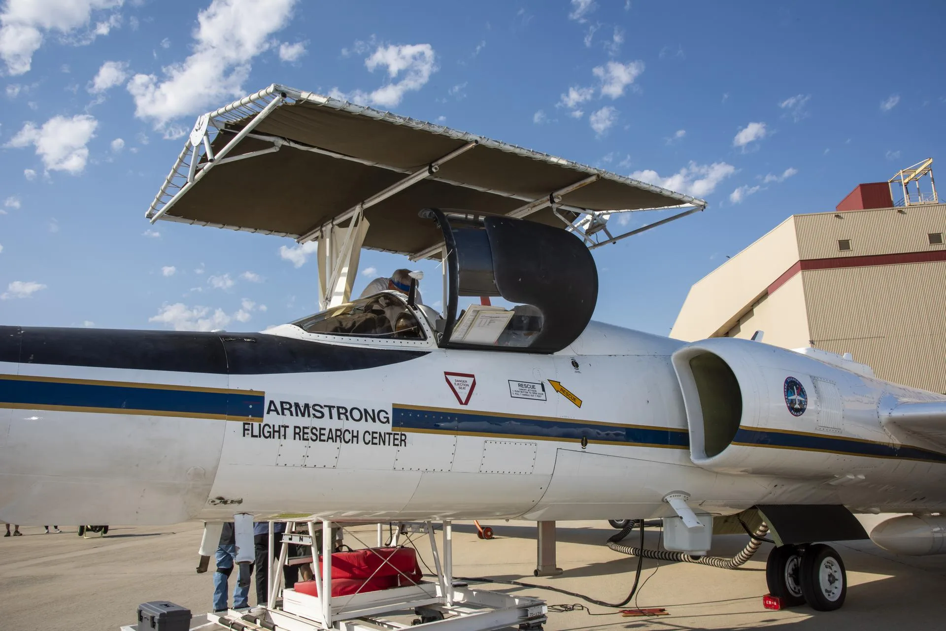 NASA'nın yüksek irtifa araştırma uçağı ER-2, yaz stratosferini inceleyen bilim uçuşlarına hazırlanırken (2021)