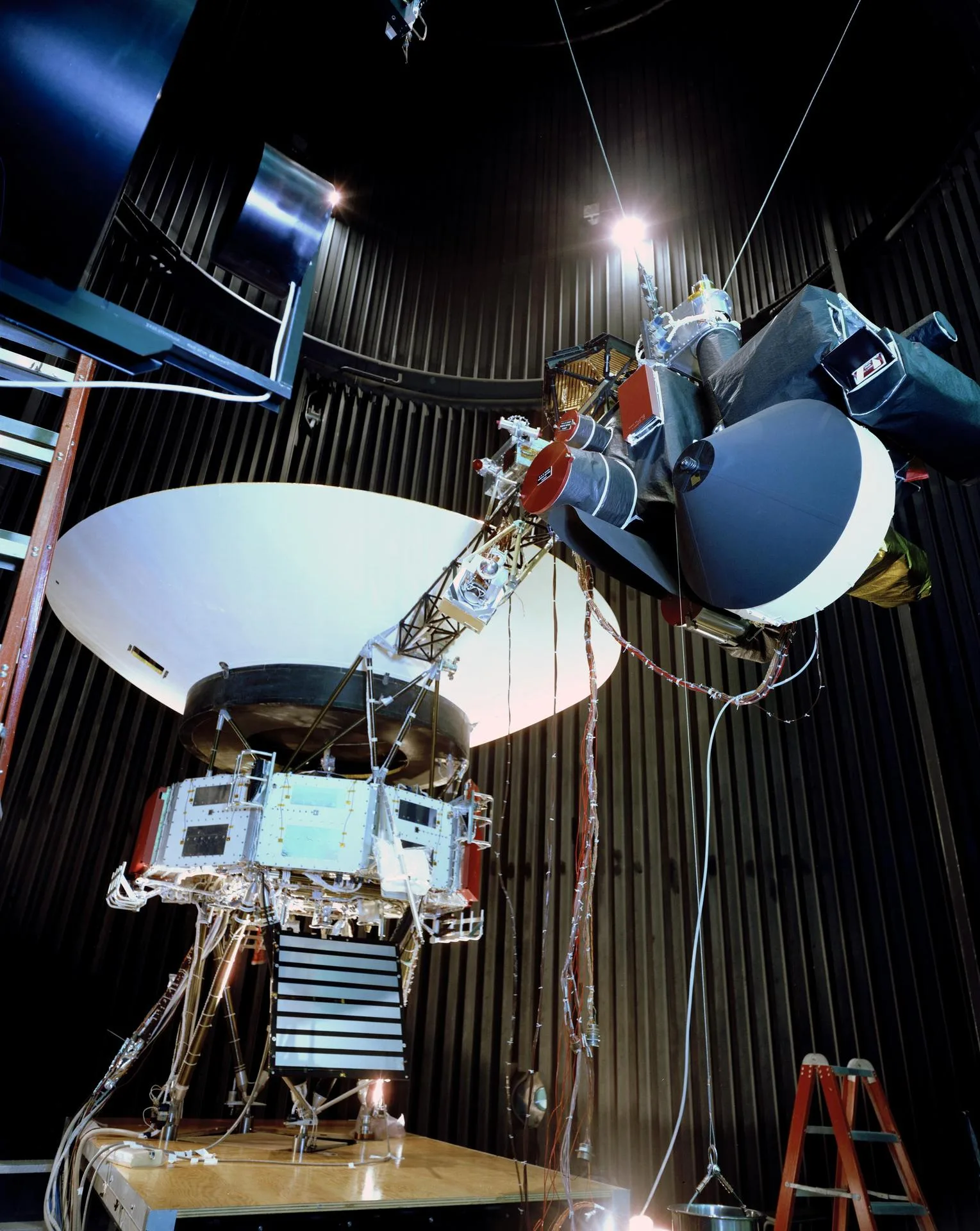 Uçmayan Voyager deneme modeli, 1970'lerde 3 Aralık 1976'da NASA JPL'deki yaklaşık 7,6 metrelik (25 fit) uzay benzetim odasında