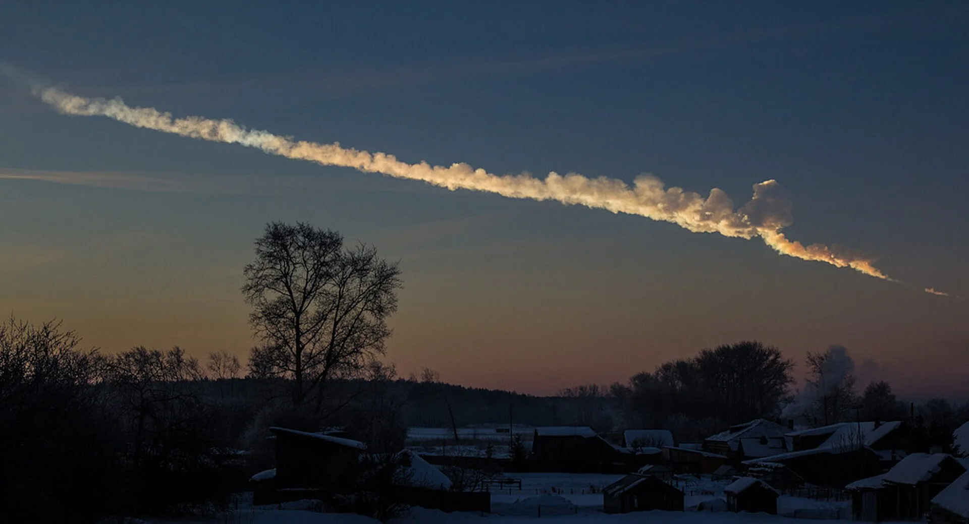 15 Şubat 2013'te Chelyabinsk üzerinde patlayan yaklaşık 20 metrelik cismin bıraktığı iz; fotoğraf patlama noktasından yaklaşık 200 km uzaktan çekildi