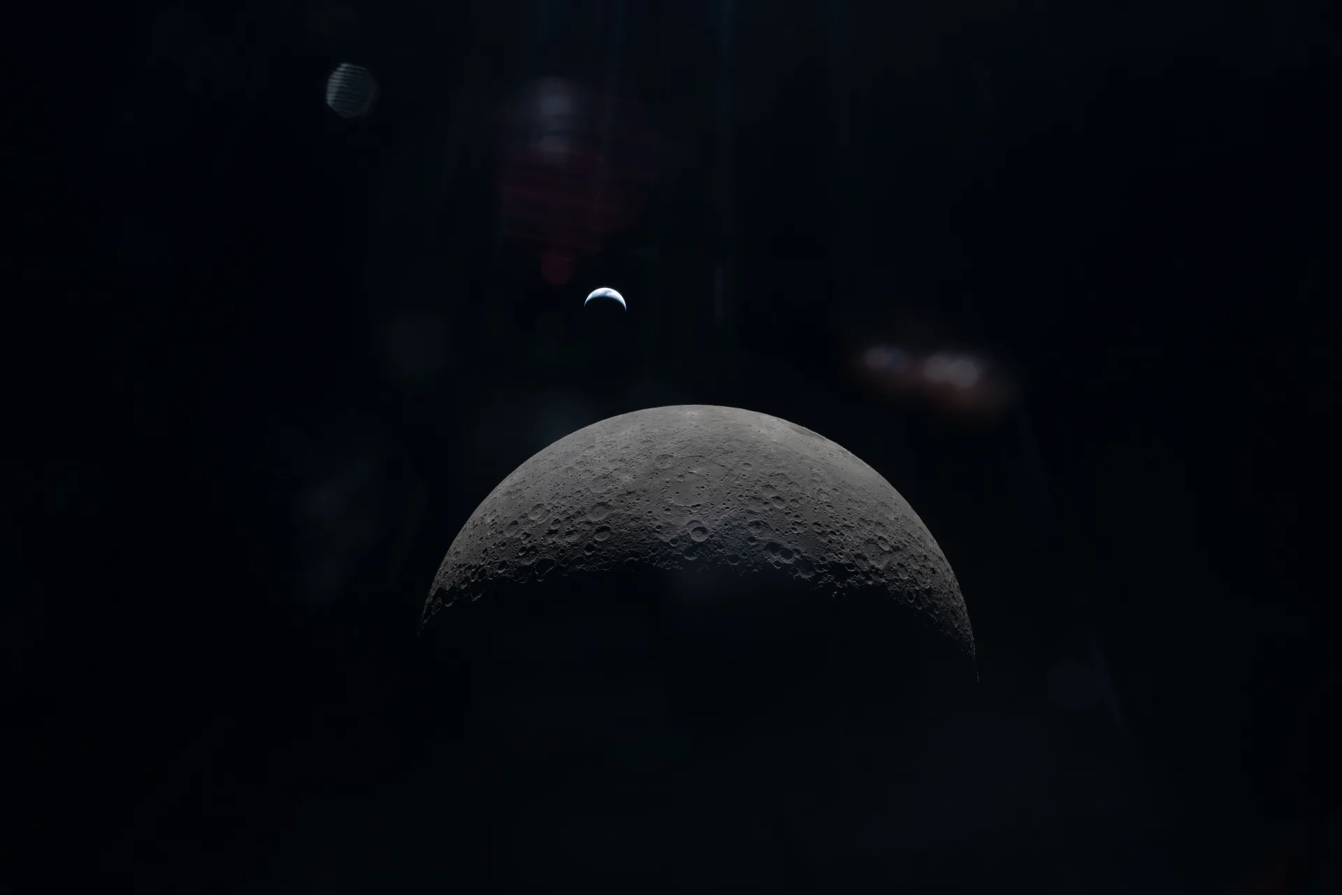 Artemis II astronotlarının 6 Nisan 2026'da Ay'ın uzak yüzünün ufkunda görüntülediği hilal biçimli Dünya.