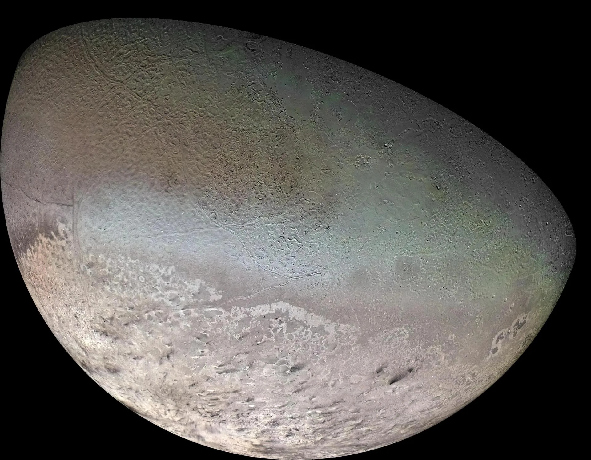 Voyager 2'nin 1989'daki geçişinde çekilen görüntülerden oluşturulmuş Triton küresel renkli mozaiği
