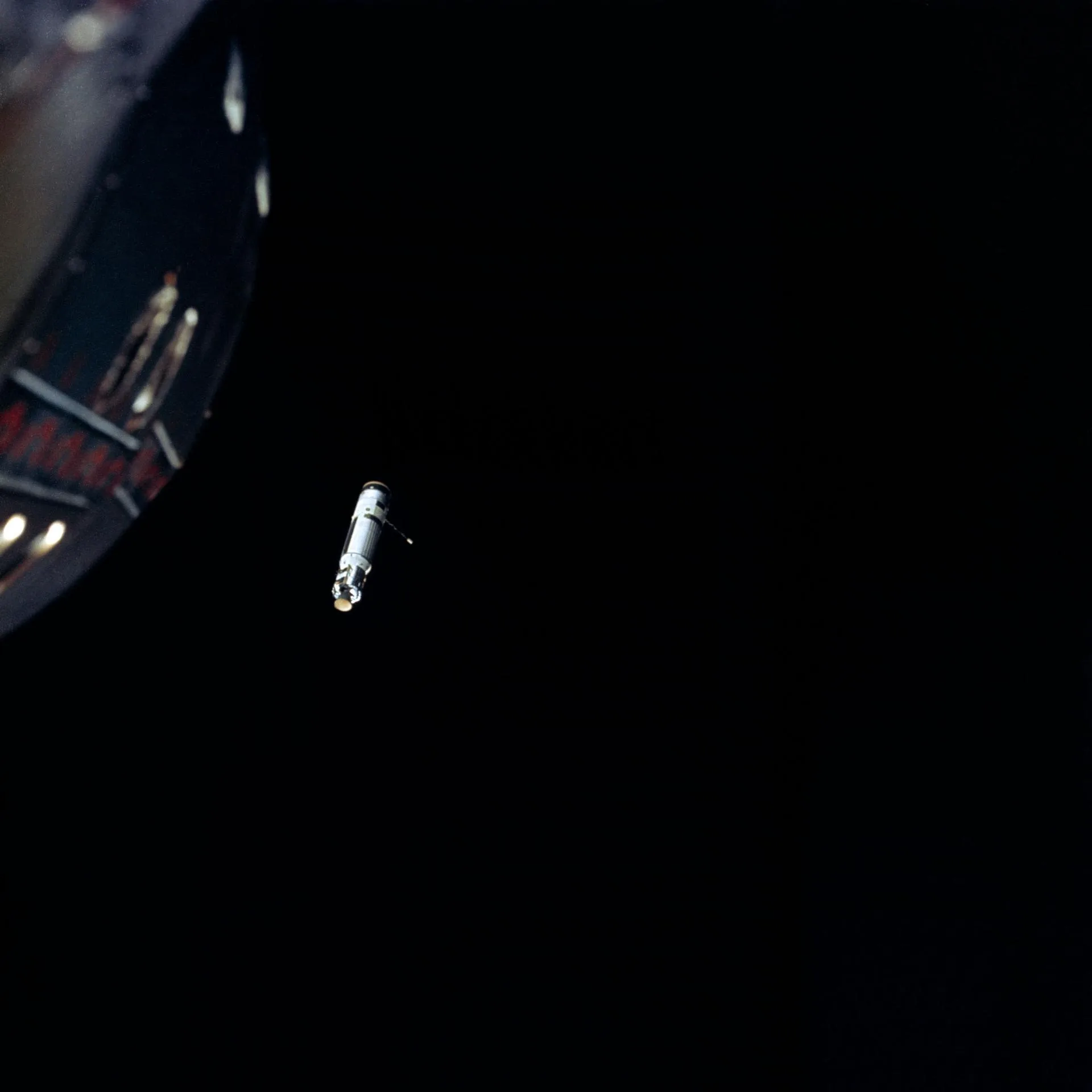 Gemini 8 astronotlarının buluşma sırasında yaklaşık 80 metre mesafeden fotoğrafladığı Agena hedef aracı, 16 Mart 1966