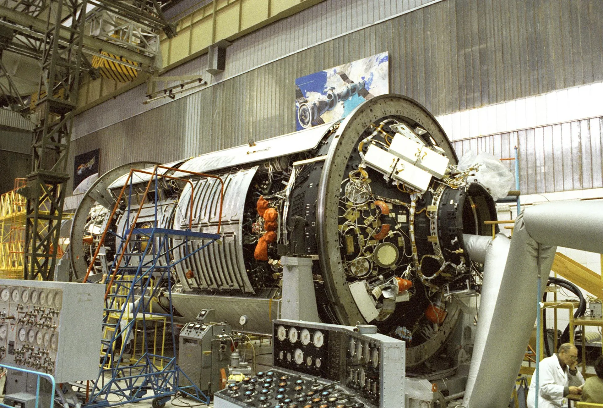 Zarya modülü, 1997'de fırlatma öncesi testlerde. 19.323 kilogramlık bu modül istasyonun ilk parçasıydı; Rusya'da yapıldı, parasını NASA ödedi.