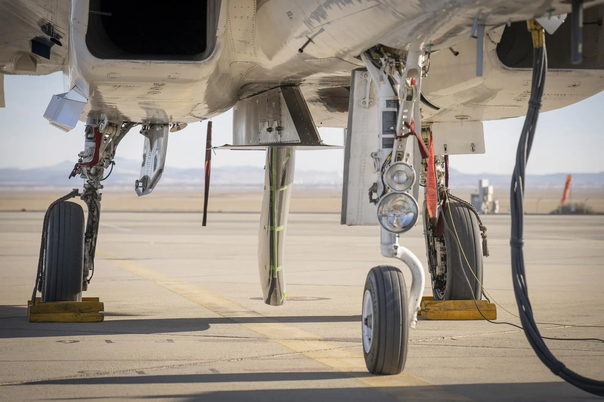 NASA Armstrong Uçuş Araştırma Merkezi'nde altına deneysel bir kanat modeli takılmış F-15 test uçağı