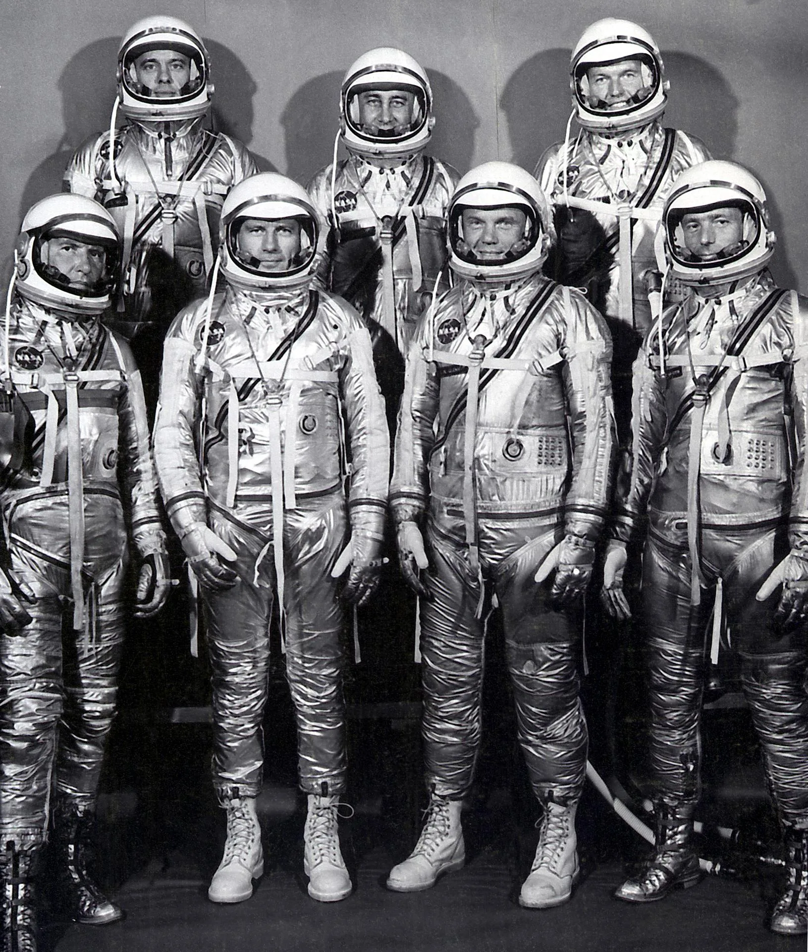 NASA'nın 27 Nisan 1959'da seçtiği ilk yedi astronot, Merkür Yedilisi; filmin 1960'lar uzay çağı estetiği bu dönemi hatırlatıyor