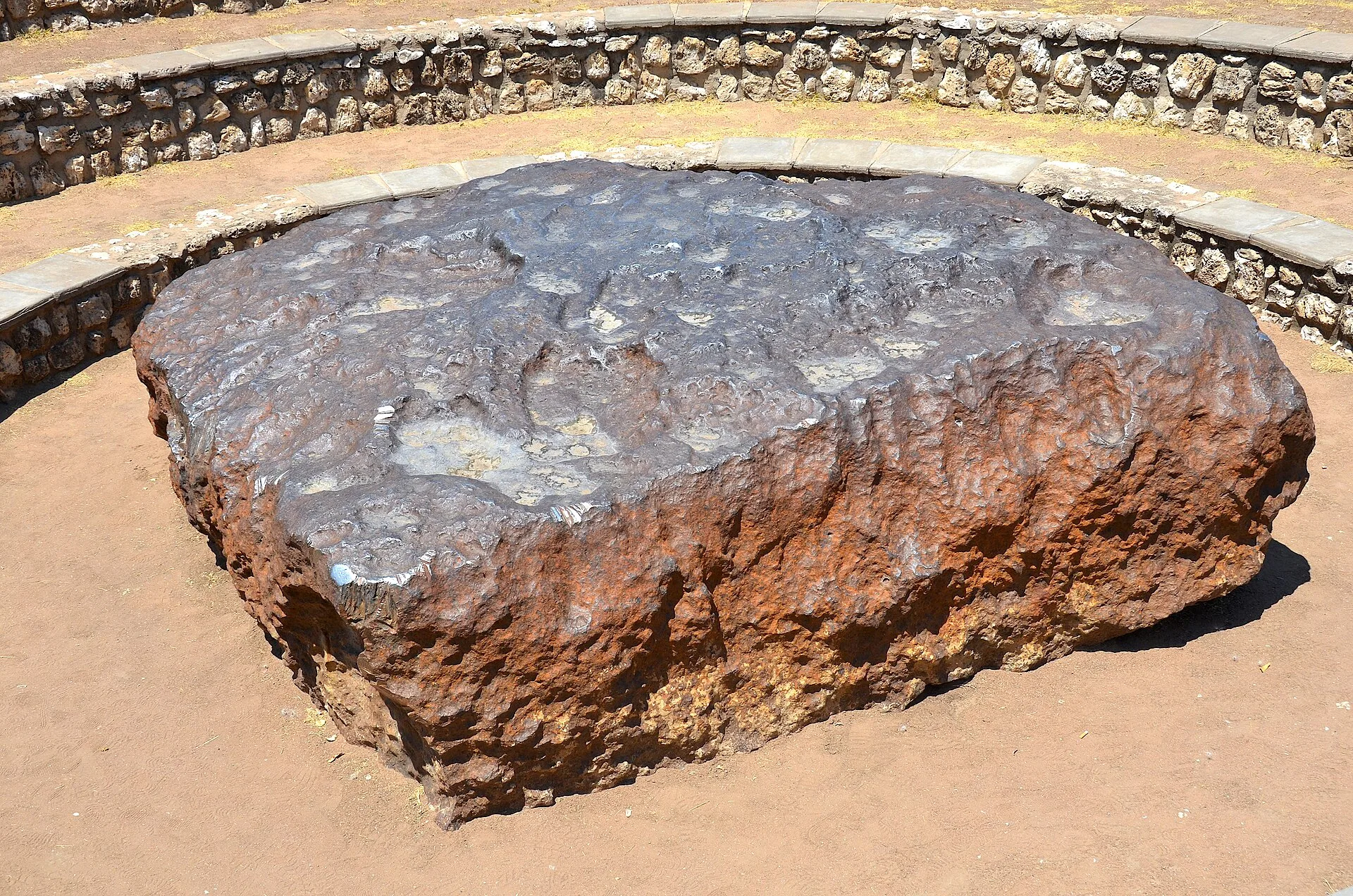 Namibya'daki Hoba meteoriti: 60 tonla bilinen en büyük tek parça meteorit; bulunduğu yerde korunuyor