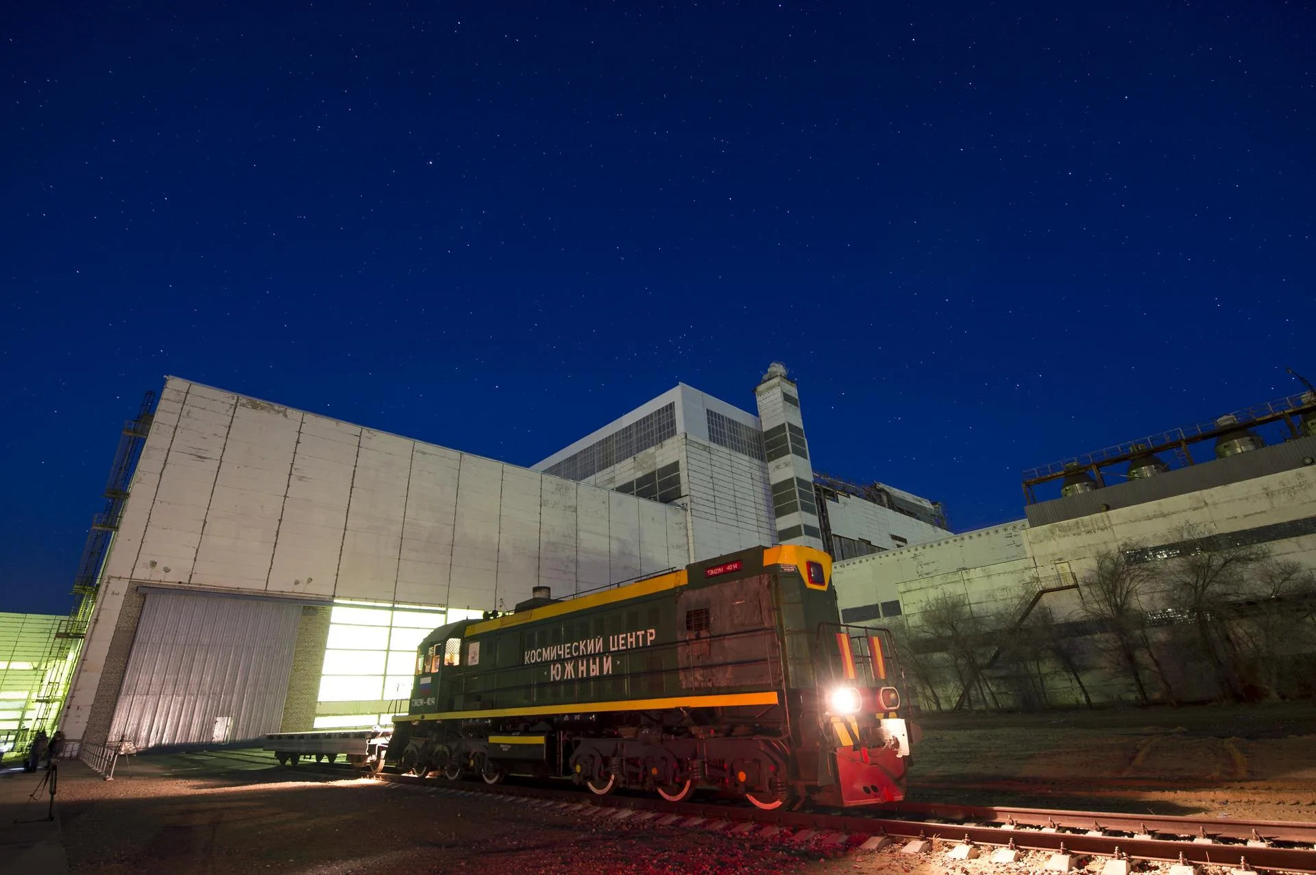 Bir tren, Soyuz TMA-16M aracını taşıyacak roketi rampaya götürmek için 112 numaralı binaya yanaşıyor (25 Mart 2015).