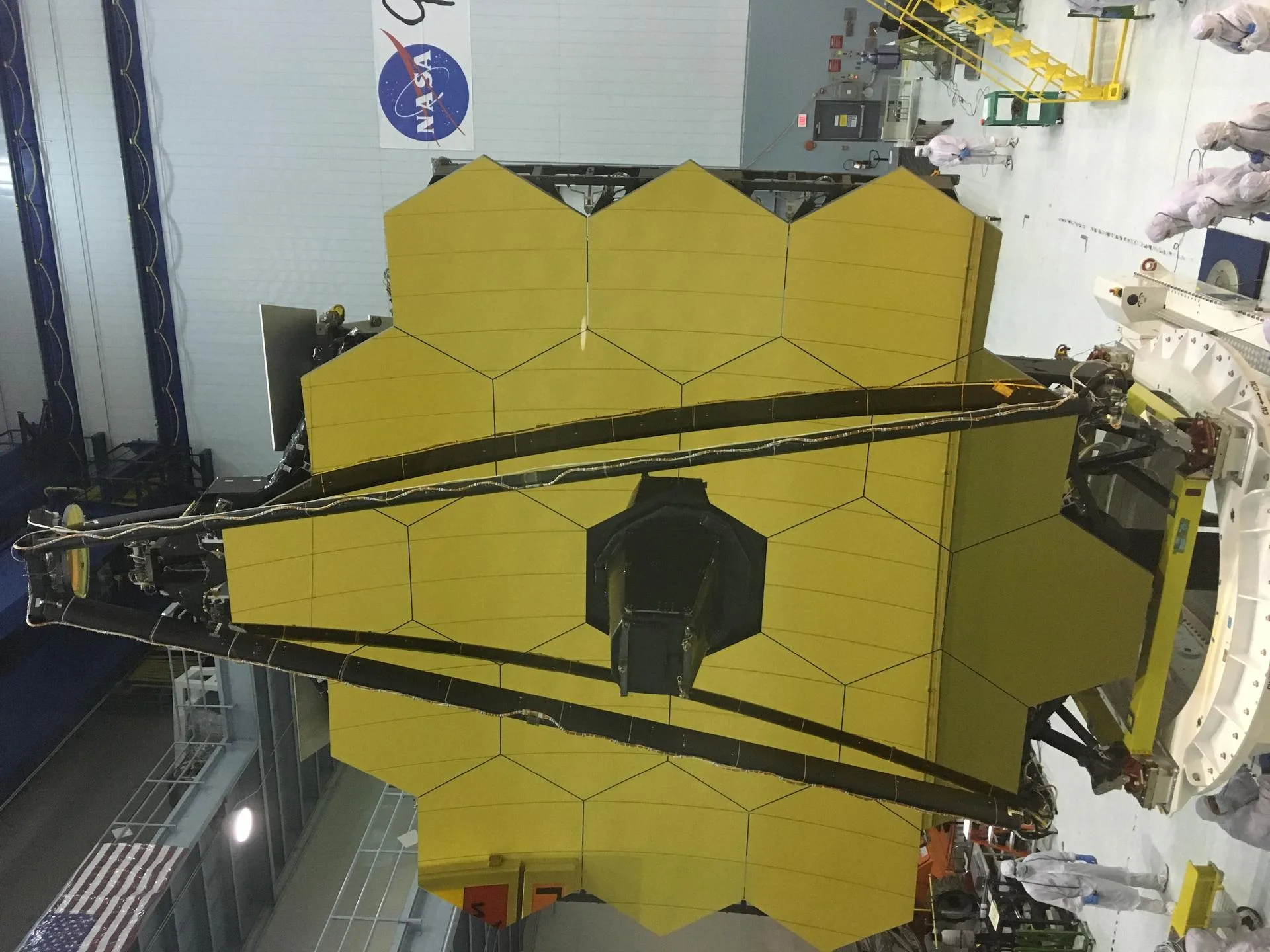 James Webb Uzay Teleskobu'nun altın kaplı ana aynası, NASA Goddard'daki temiz odada önden görünüm