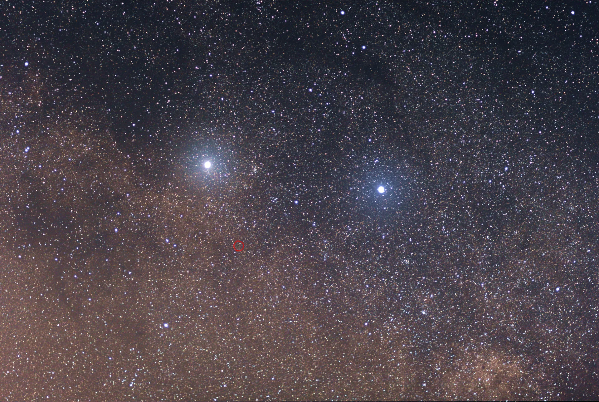 Güney gökyüzünde Alfa Centauri (solda parlak), Beta Centauri ve kırmızı daire içinde sönük Proxima Centauri