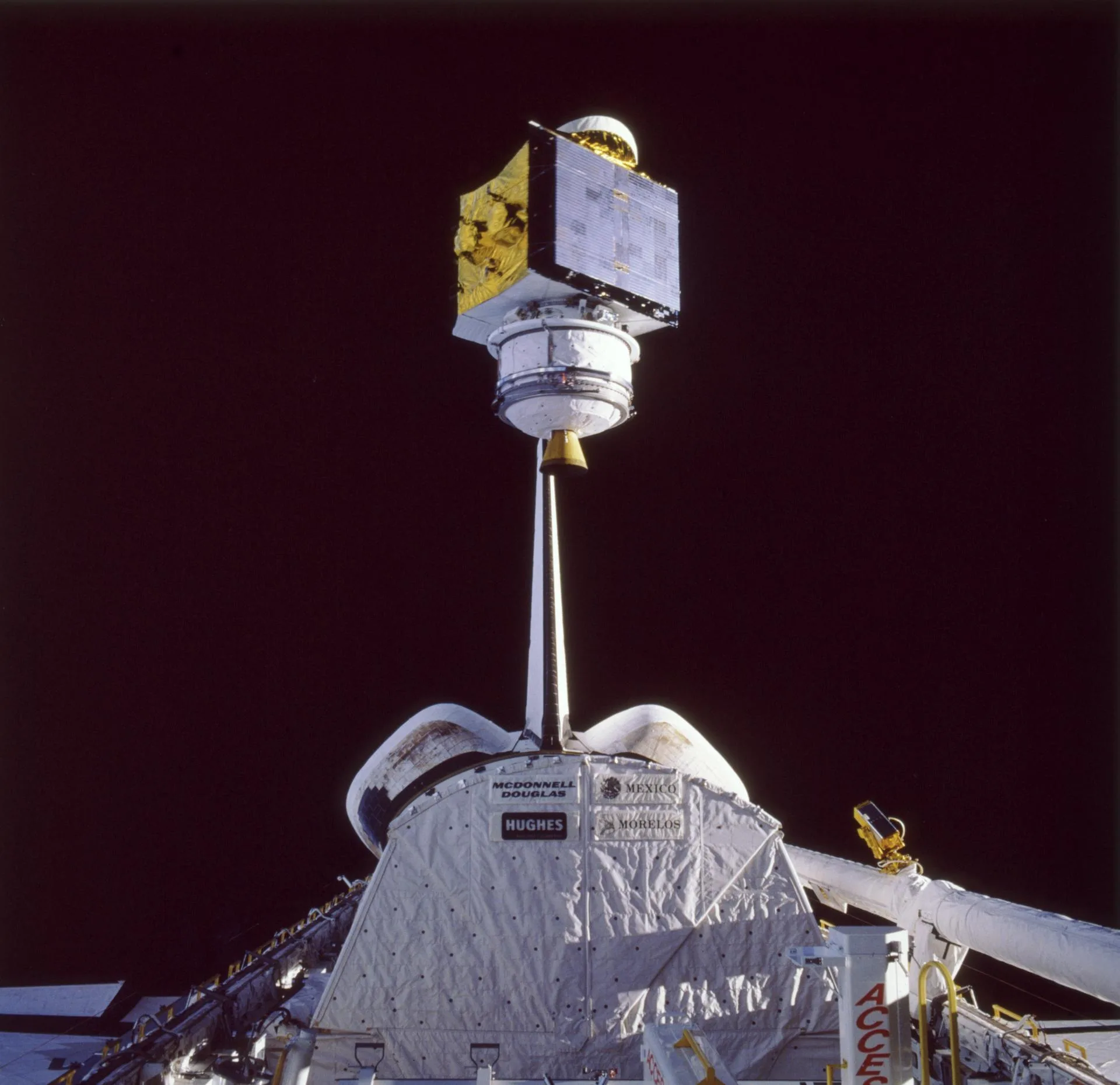 Atlantis mekiğinin yük bölmesinden bırakılan SATCOM KU-2 iletişim uydusu (STS-61B, Kasım 1985)
