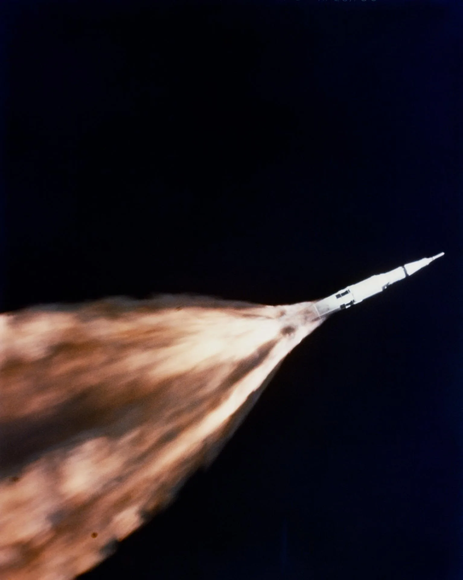Apollo 6 fırlatmasında birinci aşamanın beş F-1 motorunun ardında bıraktığı alev izi; fotoğraf bir takip uçağından çekildi.