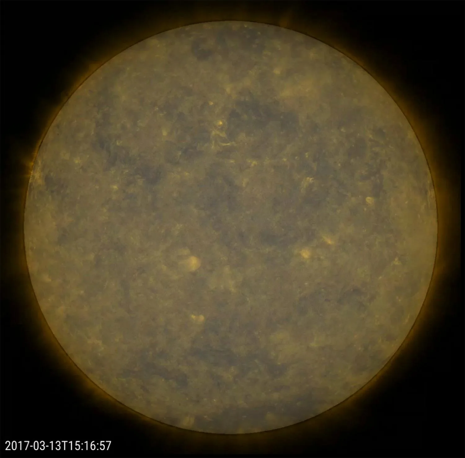 NASA'nın SDO aracının görüntüsünde neredeyse lekesiz bir Güneş (2017). Bu kadar uzun lekesiz dönemler Güneş minimumu yaklaşırken görülür.