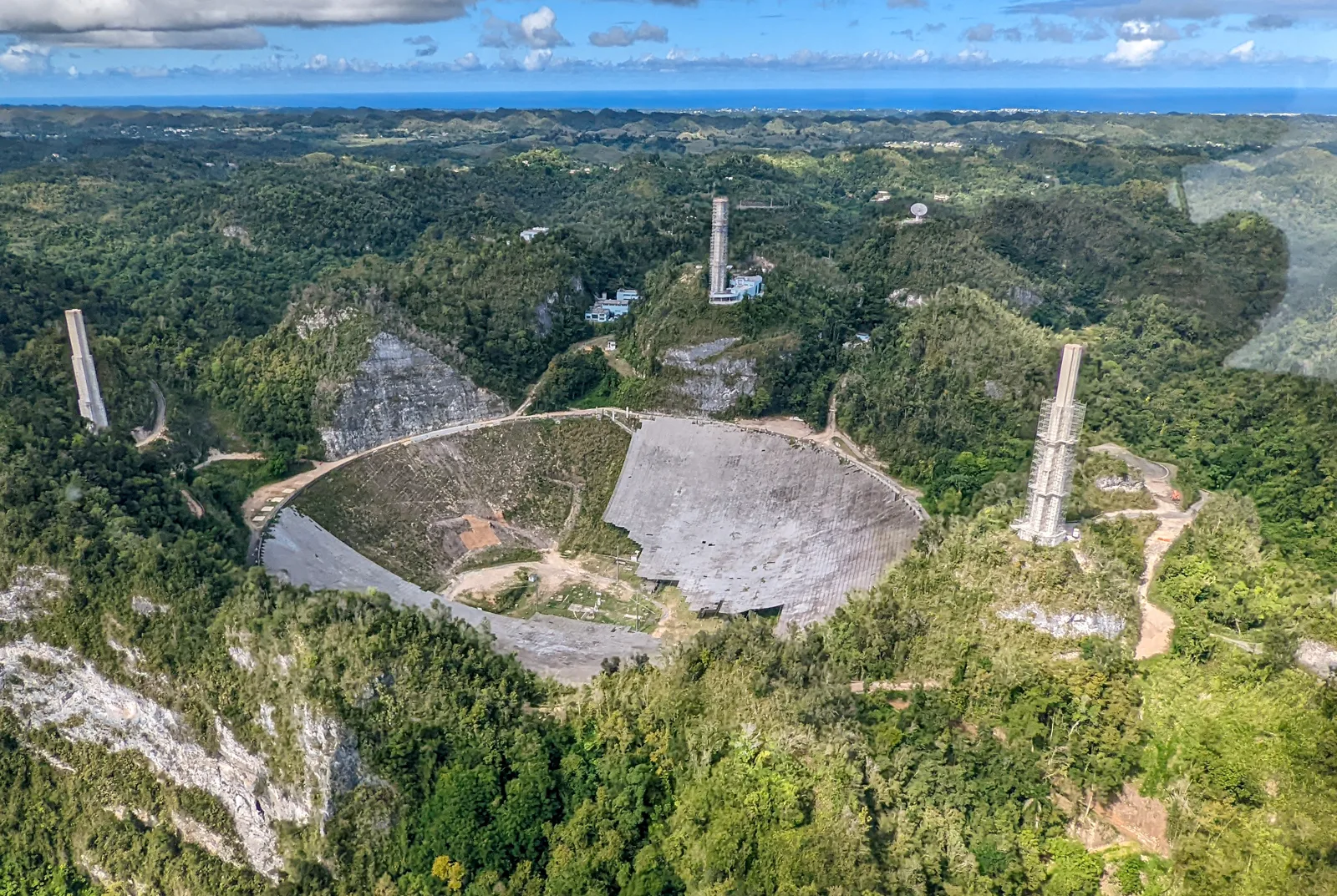 Çöküşün ardından enkaz kaldırma çalışmaları sürerken Arecibo Teleskobu, Aralık 2021