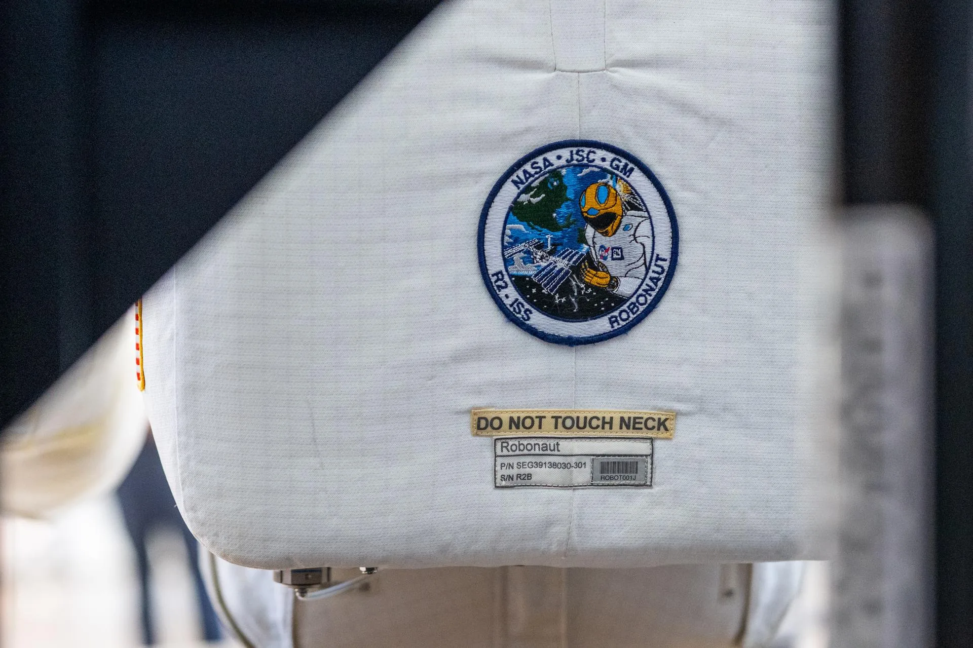 Uzaya giden ilk insan biçimli robot Robonaut 2, Smithsonian'ın Udvar-Hazy Merkezi'nde sergileniyor
