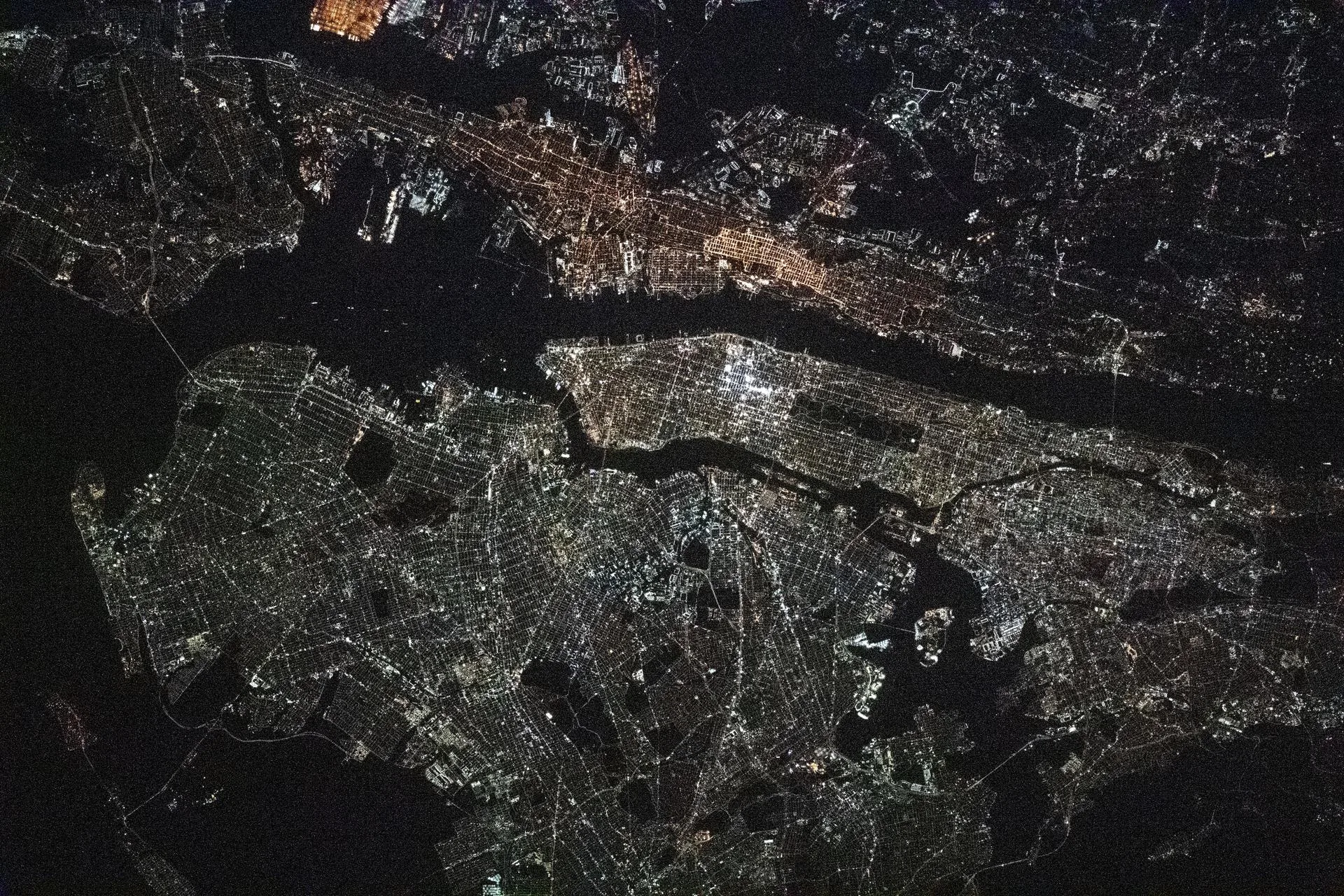 Uluslararası Uzay İstasyonu'ndan gece görünen New York ve çevresi. Fotoğraf, istasyon Pensilvanya üzerinde yaklaşık 423 kilometre yükseklikte yörüngedeyken çekildi.