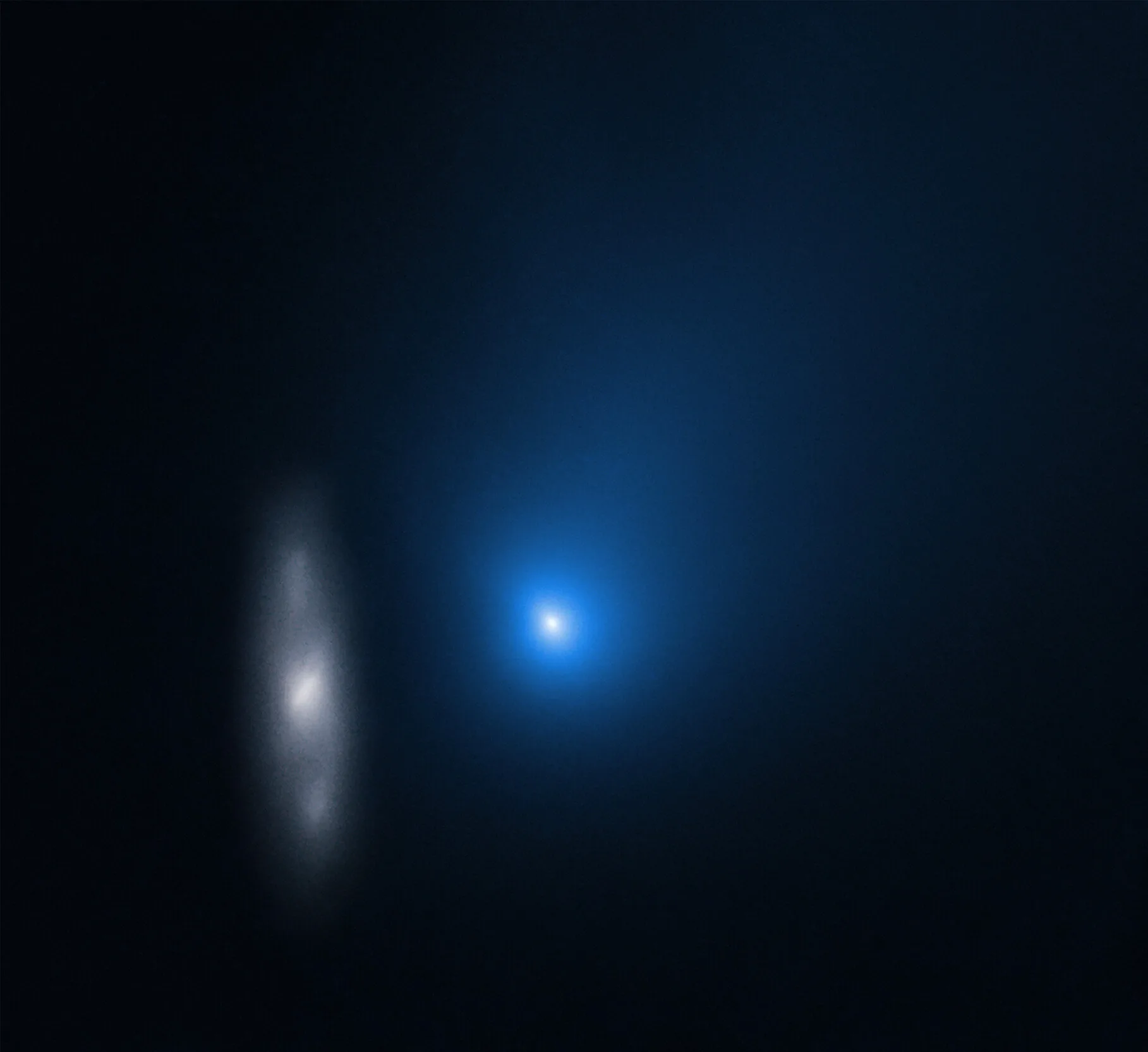 Hubble Uzay Teleskobu'nun Kasım 2019'da çektiği 2I/Borisov (sağda). Kuyruklu yıldızın tozlu koması ve kısa kuyruğu, arkadaki uzak bir sarmal galaksinin yanında görülüyor.