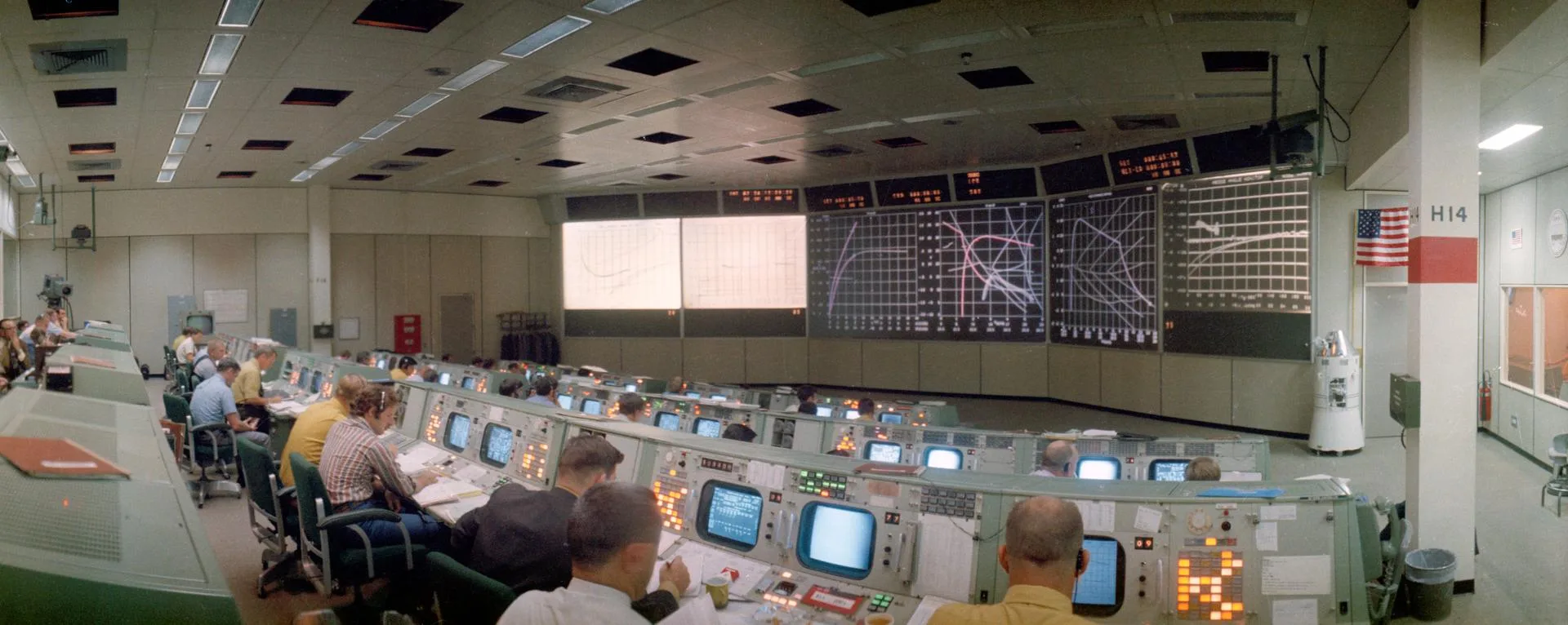 Apollo 15 fırlatılırken Görev Kontrol Merkezi. Bir gazete masası da bir görev ekibi gibi çalışır: herkesin bir görevi vardır.