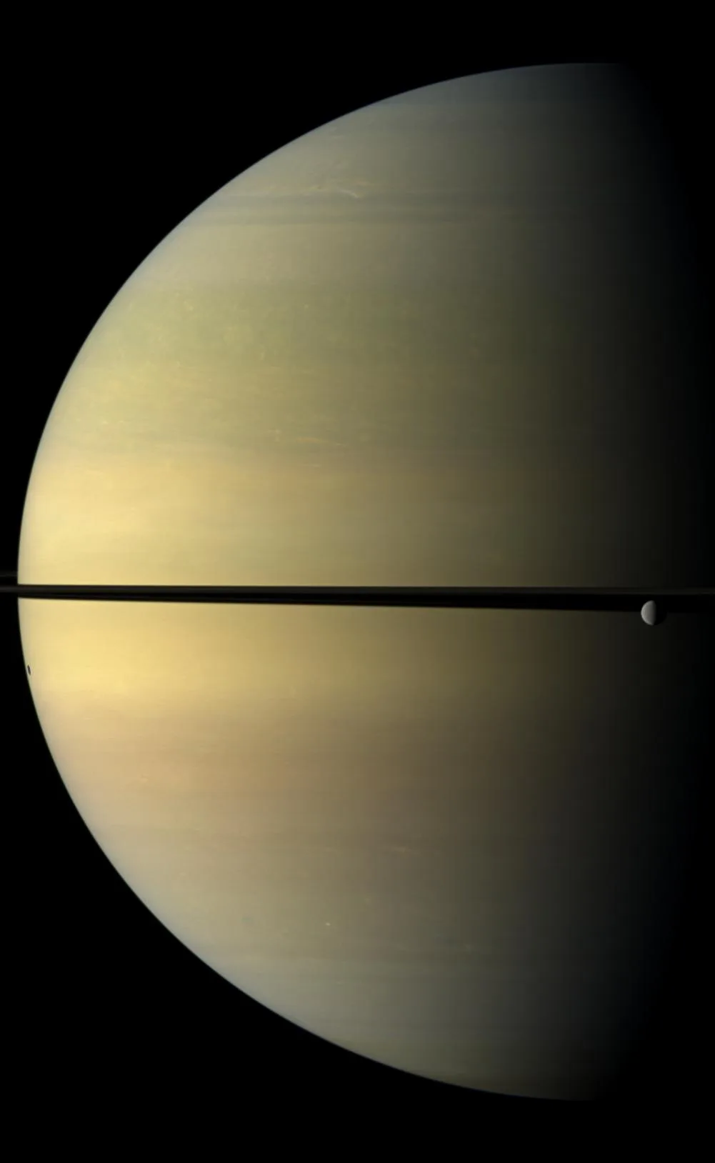 Cassini uzay aracının doğal renkli Satürn görüntüsü: halkalar gezegenden çok daha geniştir ama çok incedir