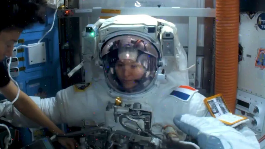 Sophie Adenot iki haftada üç uzay yürüyüşüyle ISS dışında 19 saat geçirdi